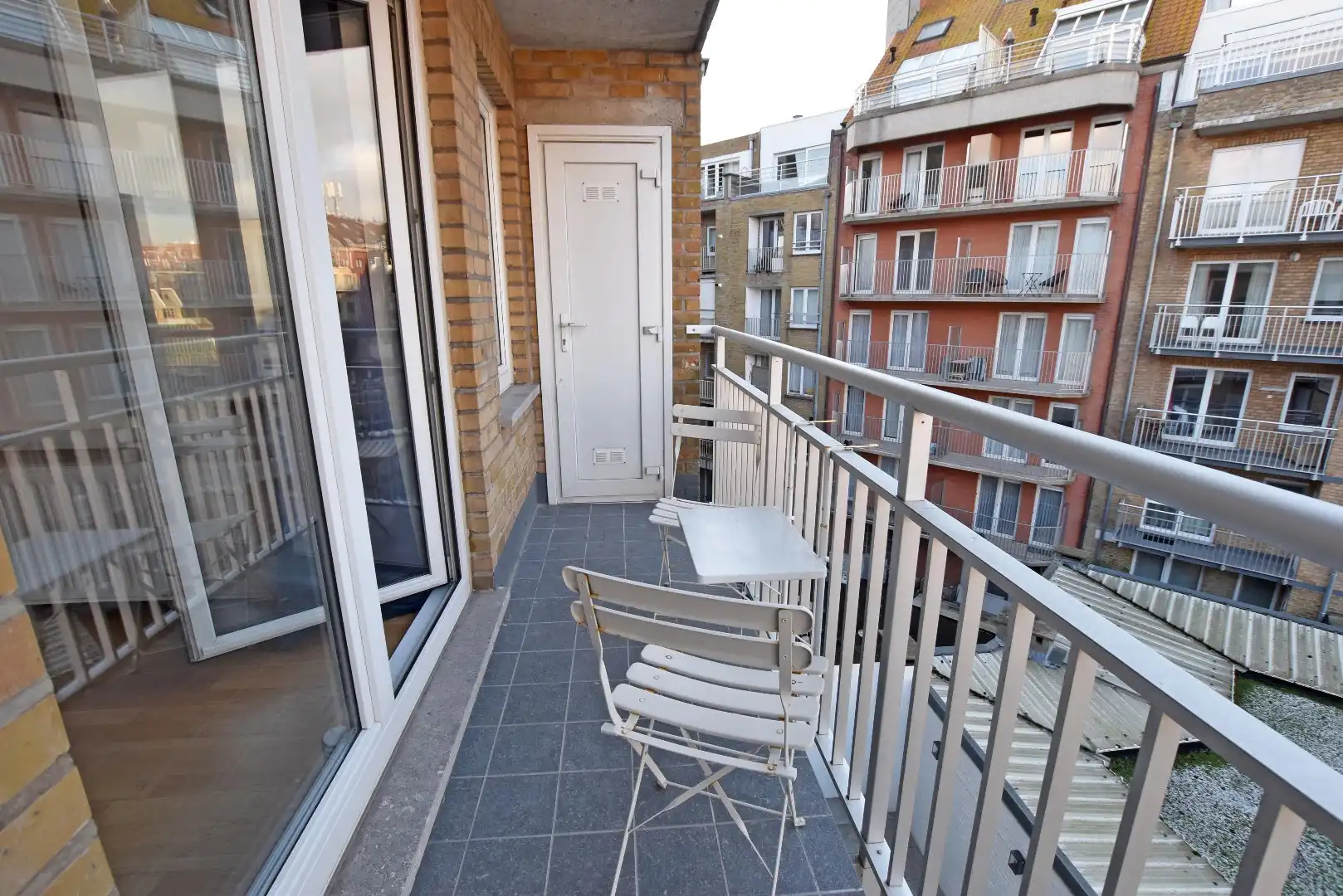 Lichtrijk appartement super gelegen op de Dumortierlaan foto 11