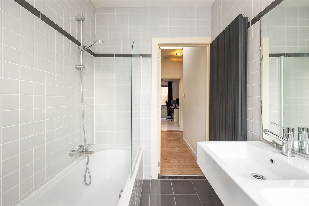 Lichte, instapklare woning met stadstuin foto 17