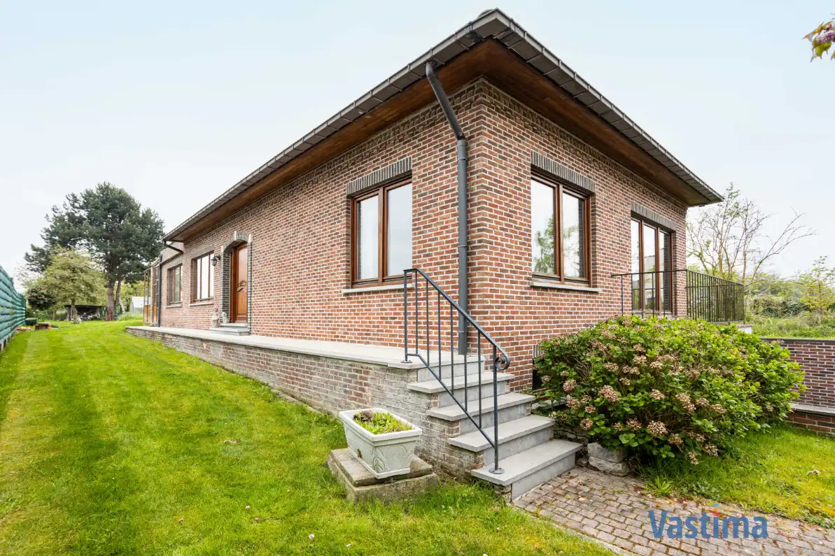 Ruime halfopen bungalow met grote kelder, 3 slaapkamers en zonnige tuin foto 3