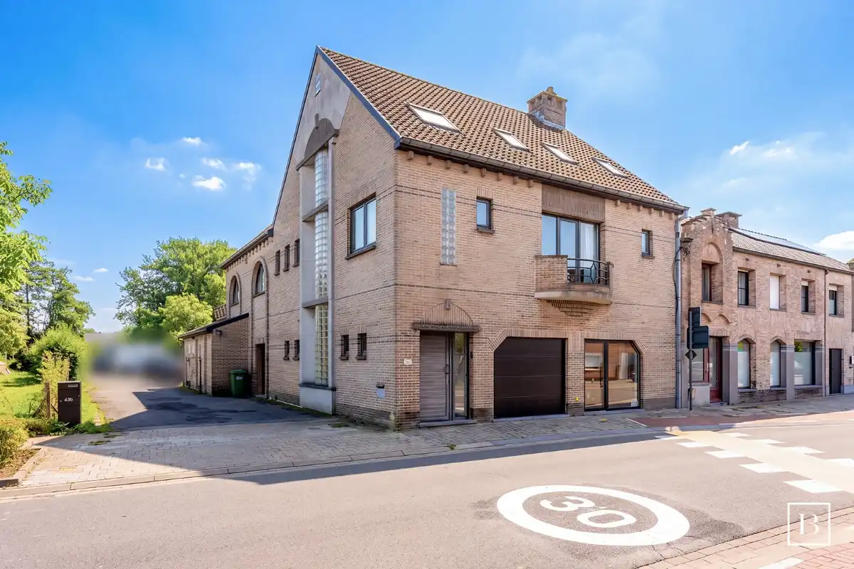 Multifunctioneel pand met loods (ca. 150m²) en woonst foto {{pictureIndex}}