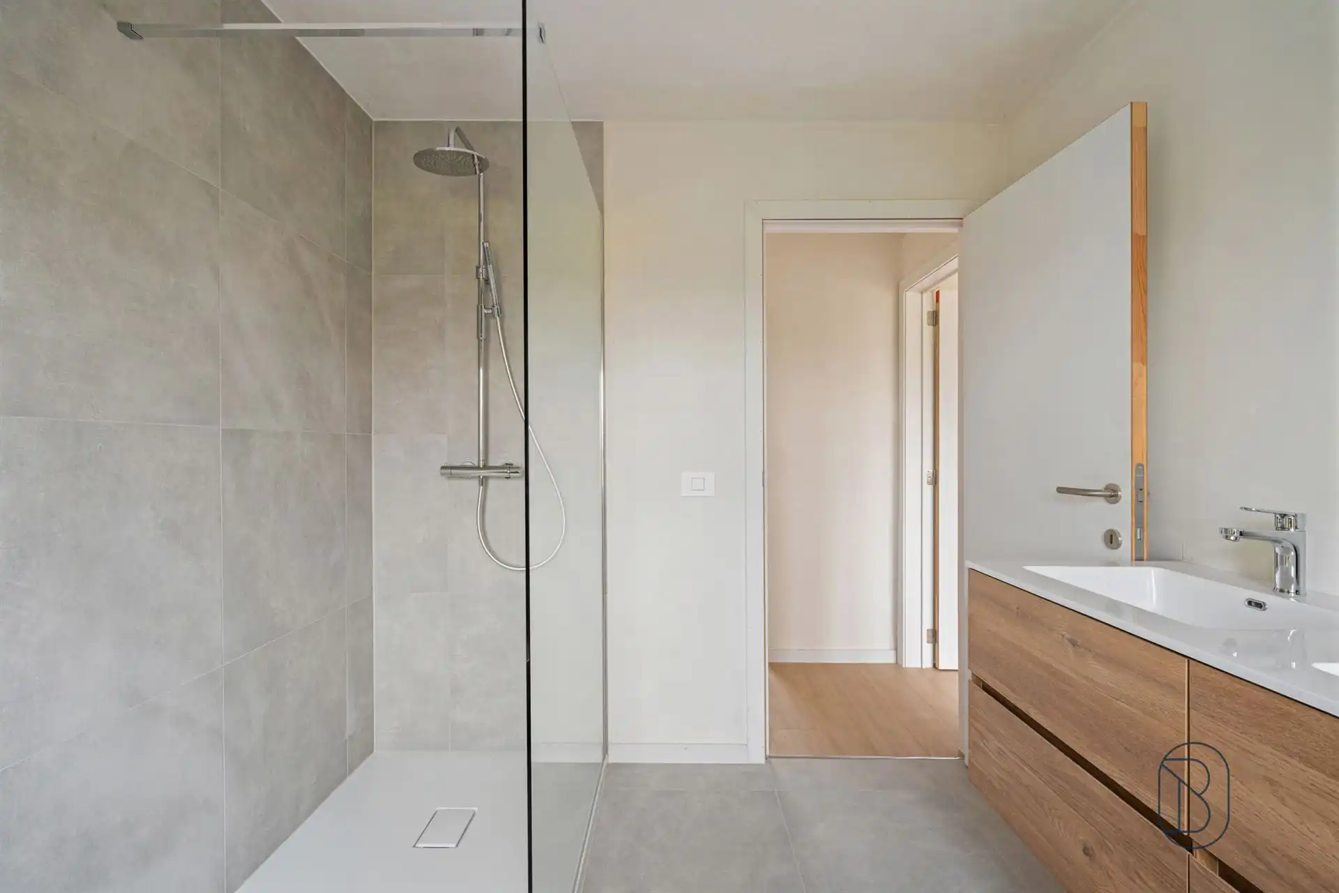 Instapklare woning met tuin en open zicht foto 14