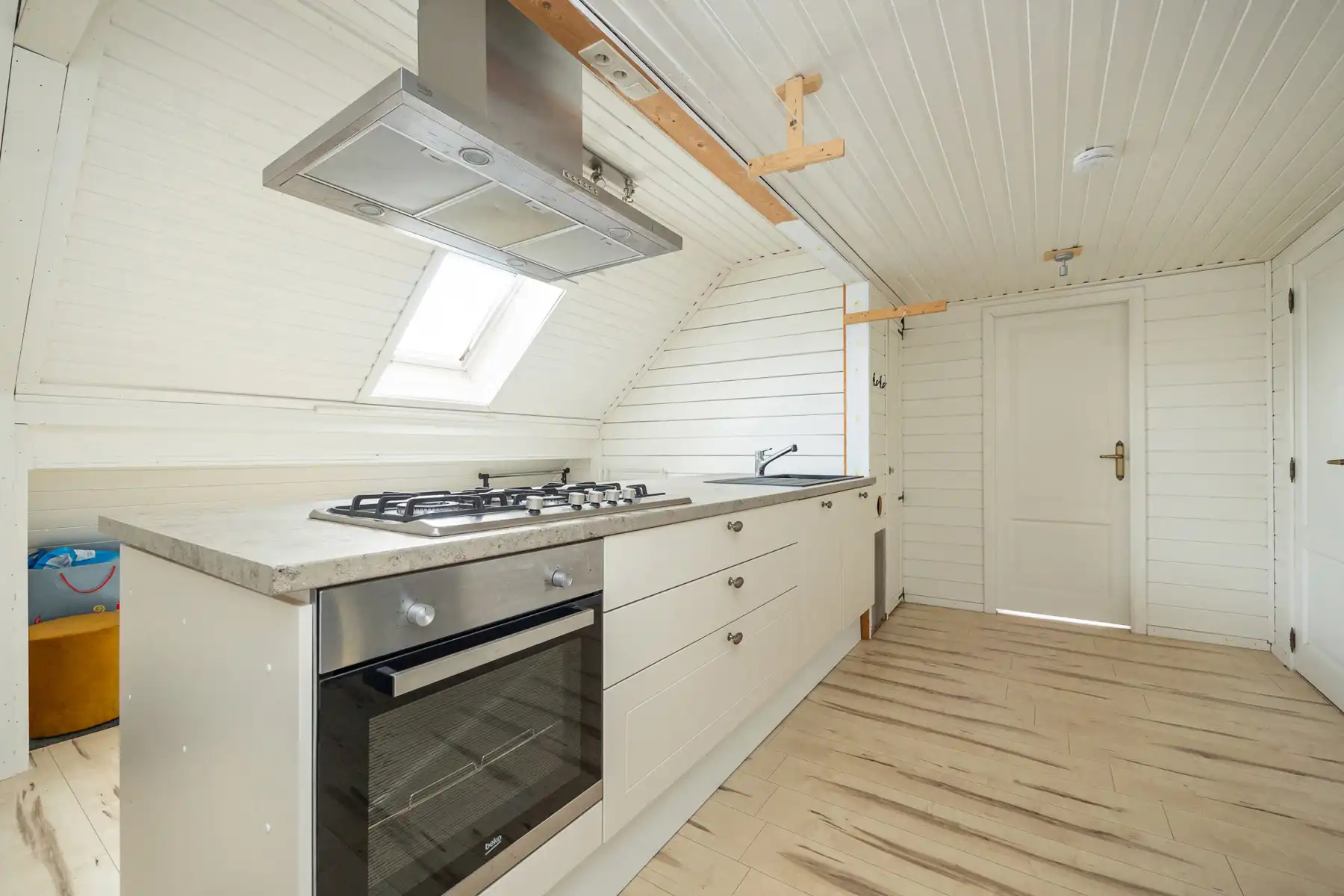 Gerenoveerde gezinswoning met zonrijke tuin op ca 1.081 m². foto 16