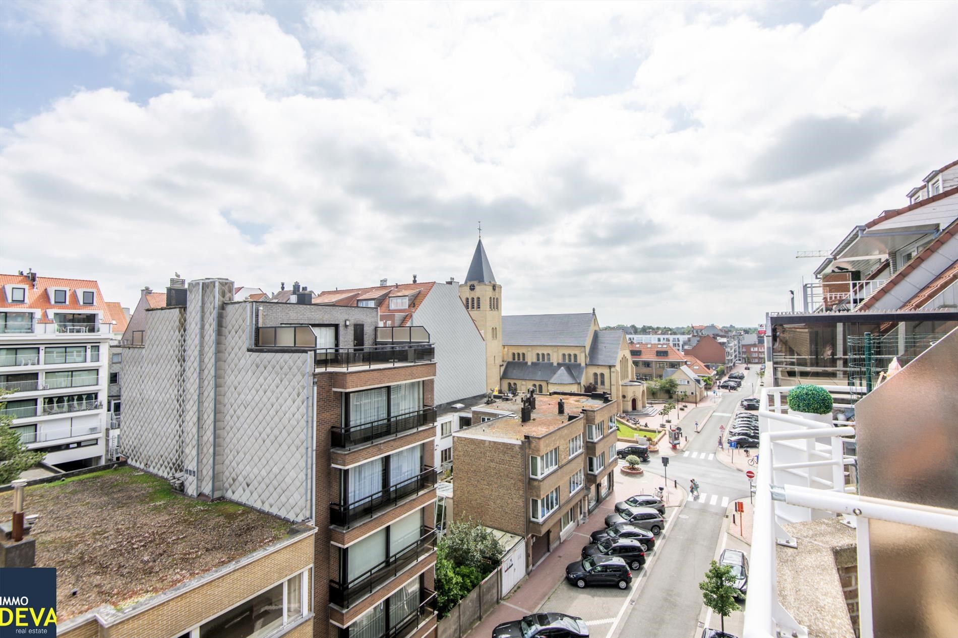 Triplex appartement met garage vlakbij de Dumortierlaan en op slechts enkele passen van de Lippenslaan en de Zeedijk. foto 5