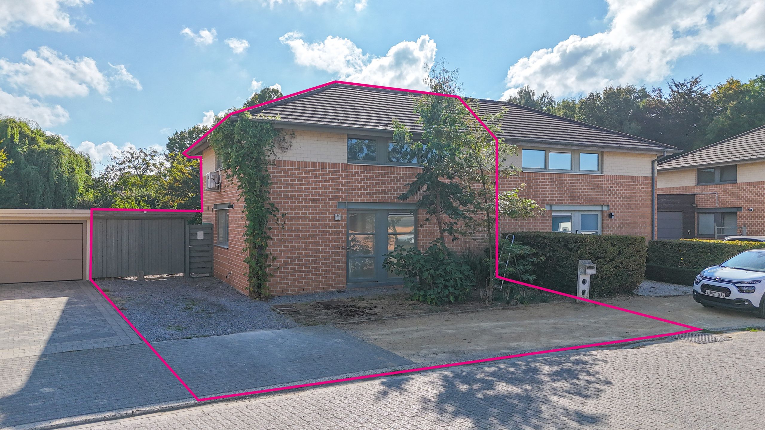 Te renoveren woning met grote tuin in doodlopende straat! foto {{pictureIndex}}