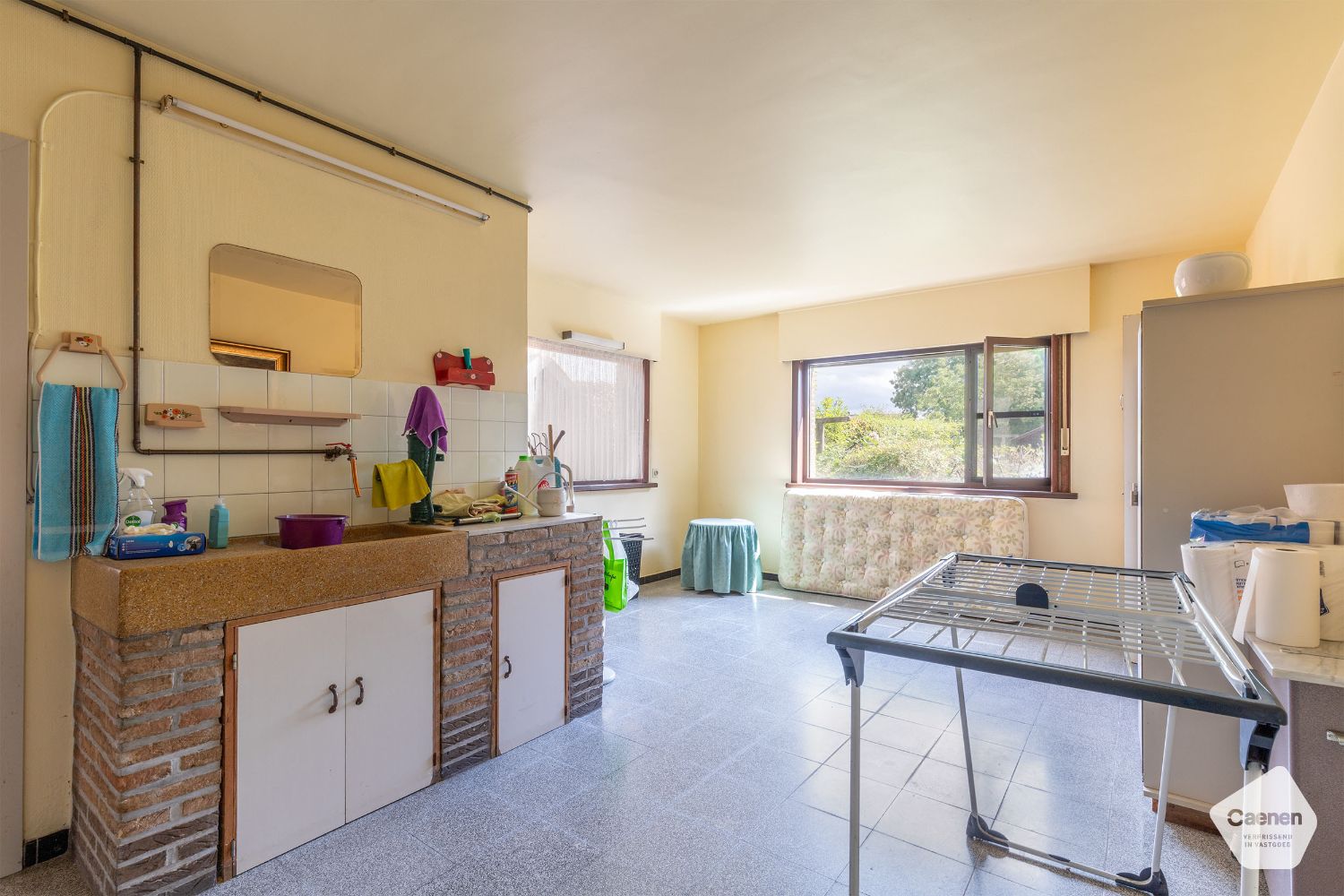 Te renoveren woning met 3 slaapkamers, inpandige garage en mooie uitgestrekte tuin! foto 6