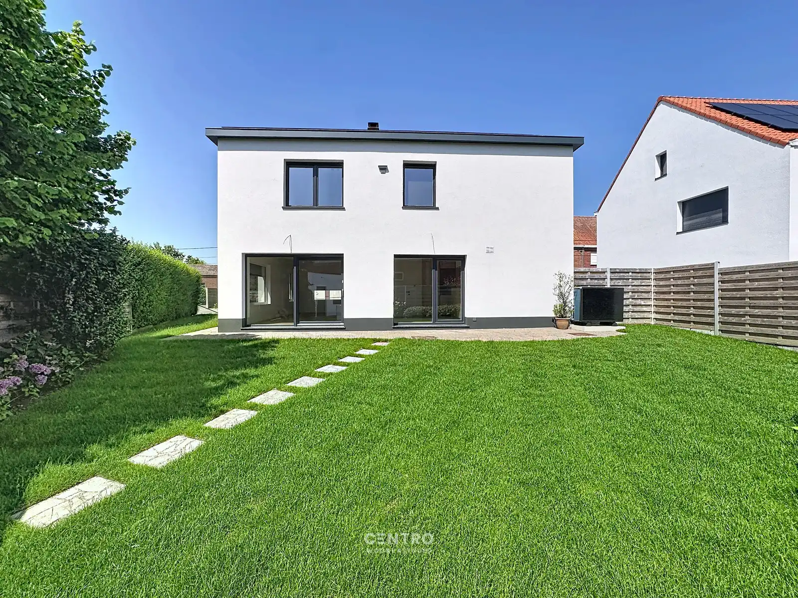 Gerenoveerde woning met 4 slpks, ZUIDger. tuin en ruime garagebox! foto 20