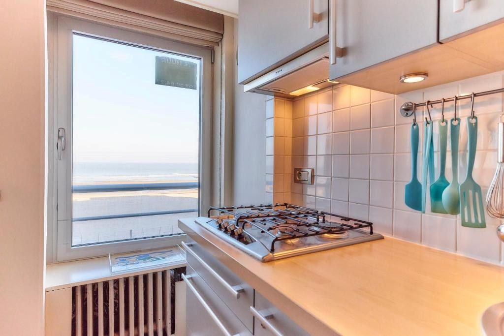 INSTAPKLARE STUDIO MET SCHITTEREND ZICHT OP ZEE  foto 18