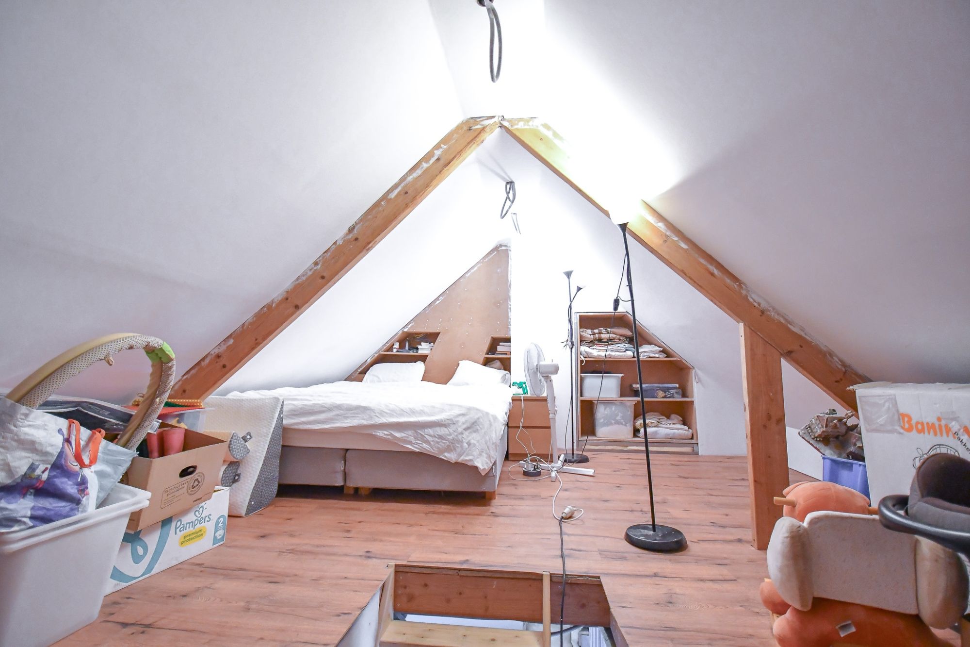 Gezinswoning met 3 slaapkamers, diepe tuin en enorm veel potentieel. foto 15