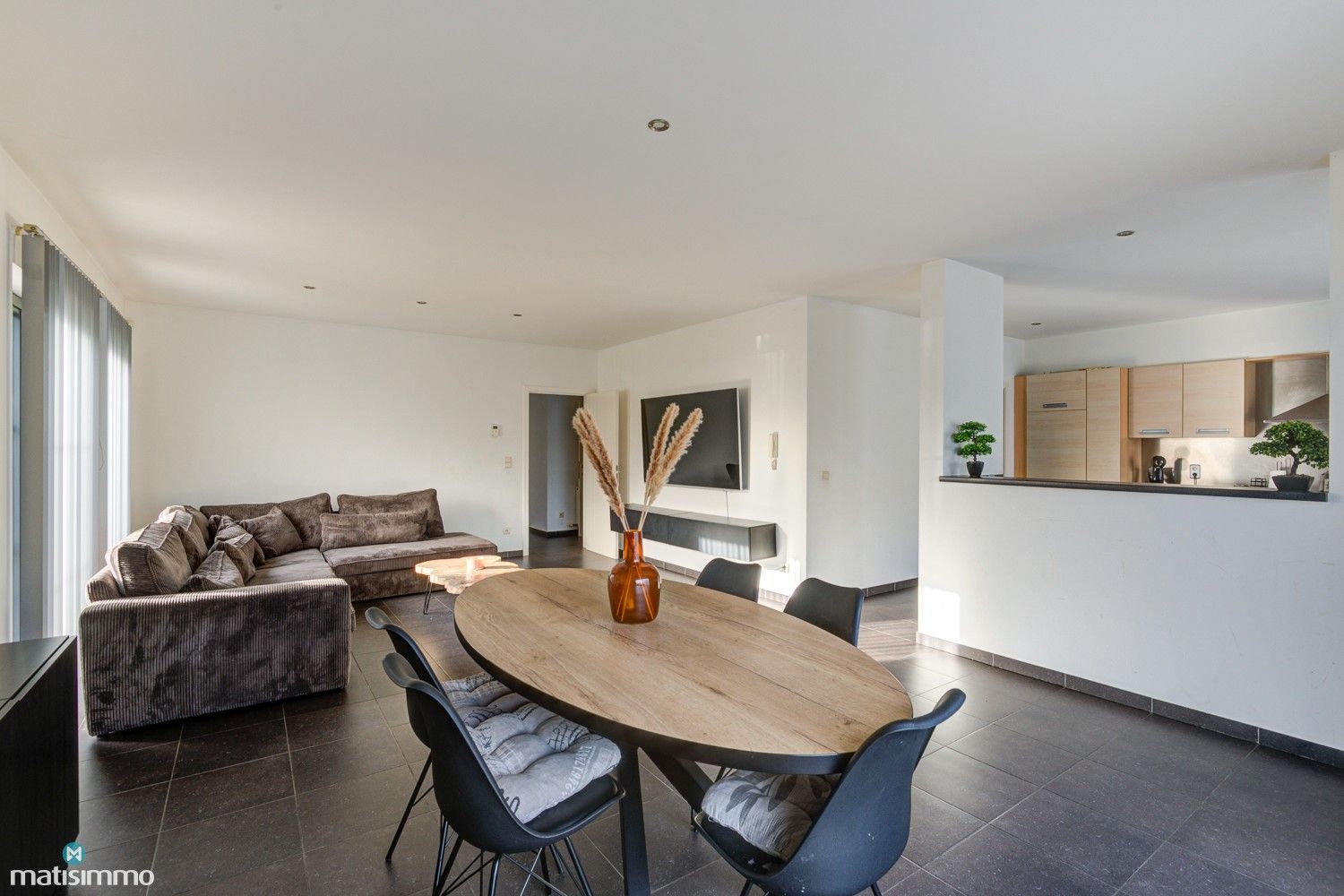 RUIM INSTAPKLAAR APPARTEMENT MET 3 SLAAPKAMERS, TERRAS EN AUTOSTAANPLAATS TE BEVERST foto 5