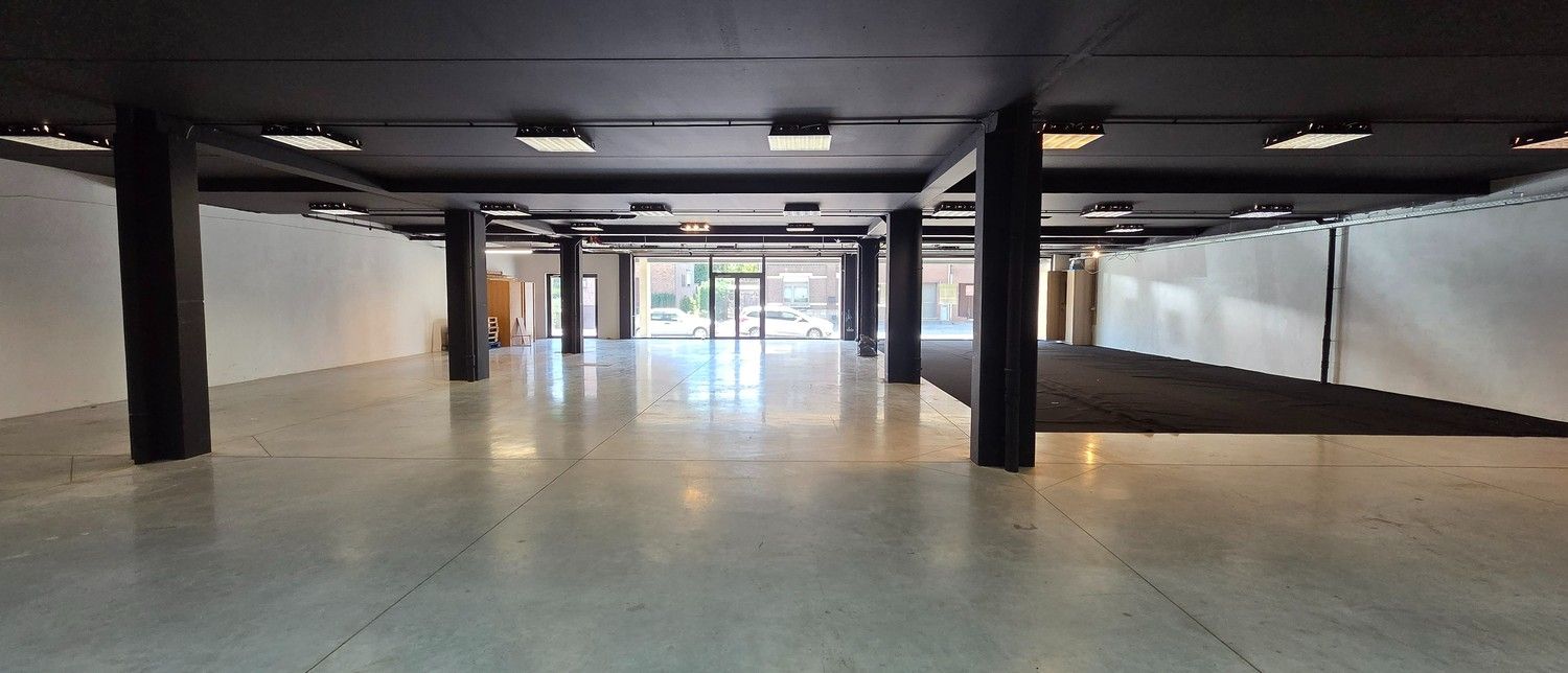 Handelspand / kantoorruimte met uitstekende visibiliteit in Genk – Stalenstraat foto 15