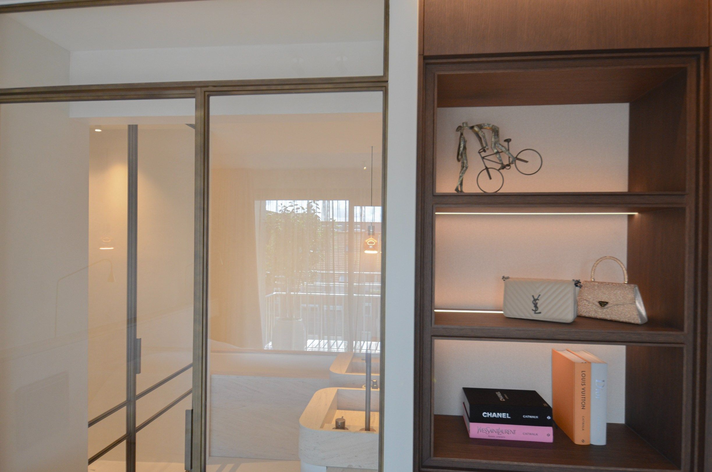 Uitzonderlijk gerenoveerd appartement met frontaal zeezicht in het Zoute. foto 20