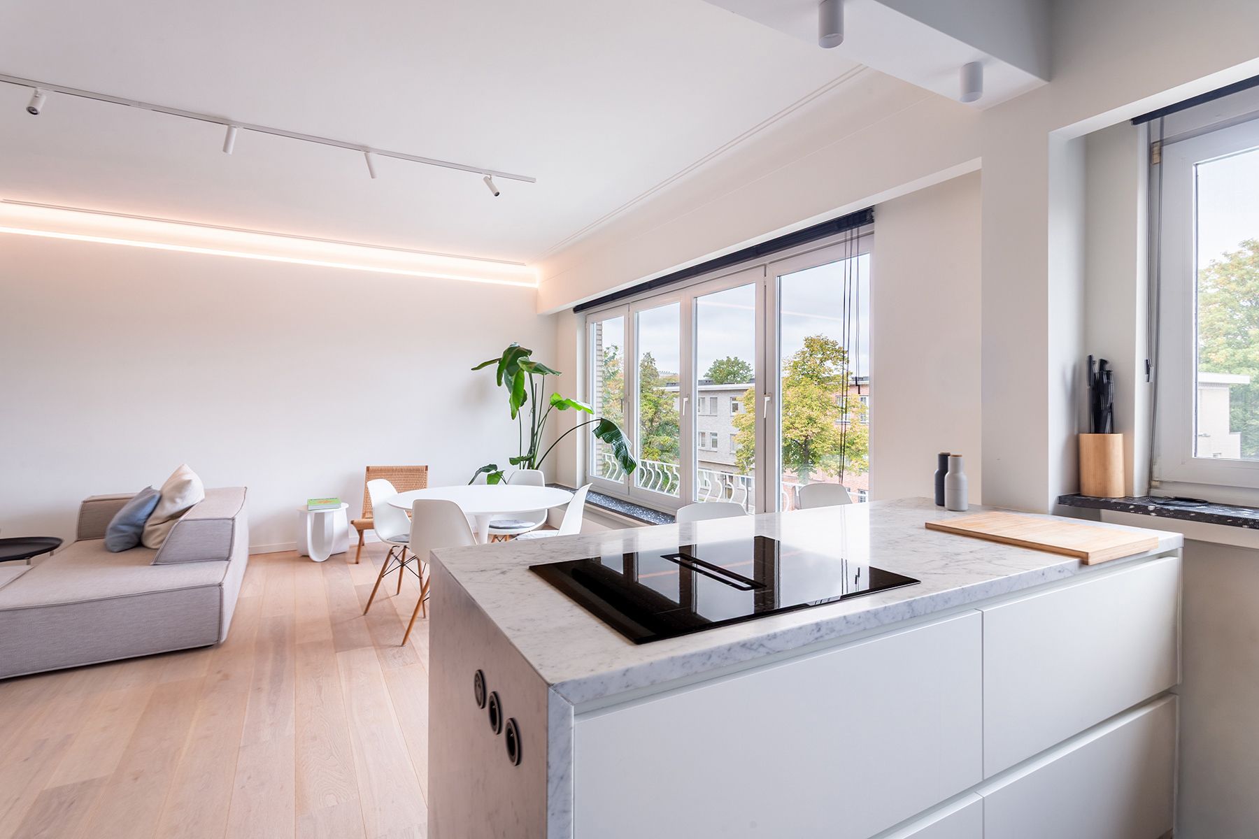 Wilrijk - Gerenoveerd en lichtrijk hoekapp.+ terras. foto 6