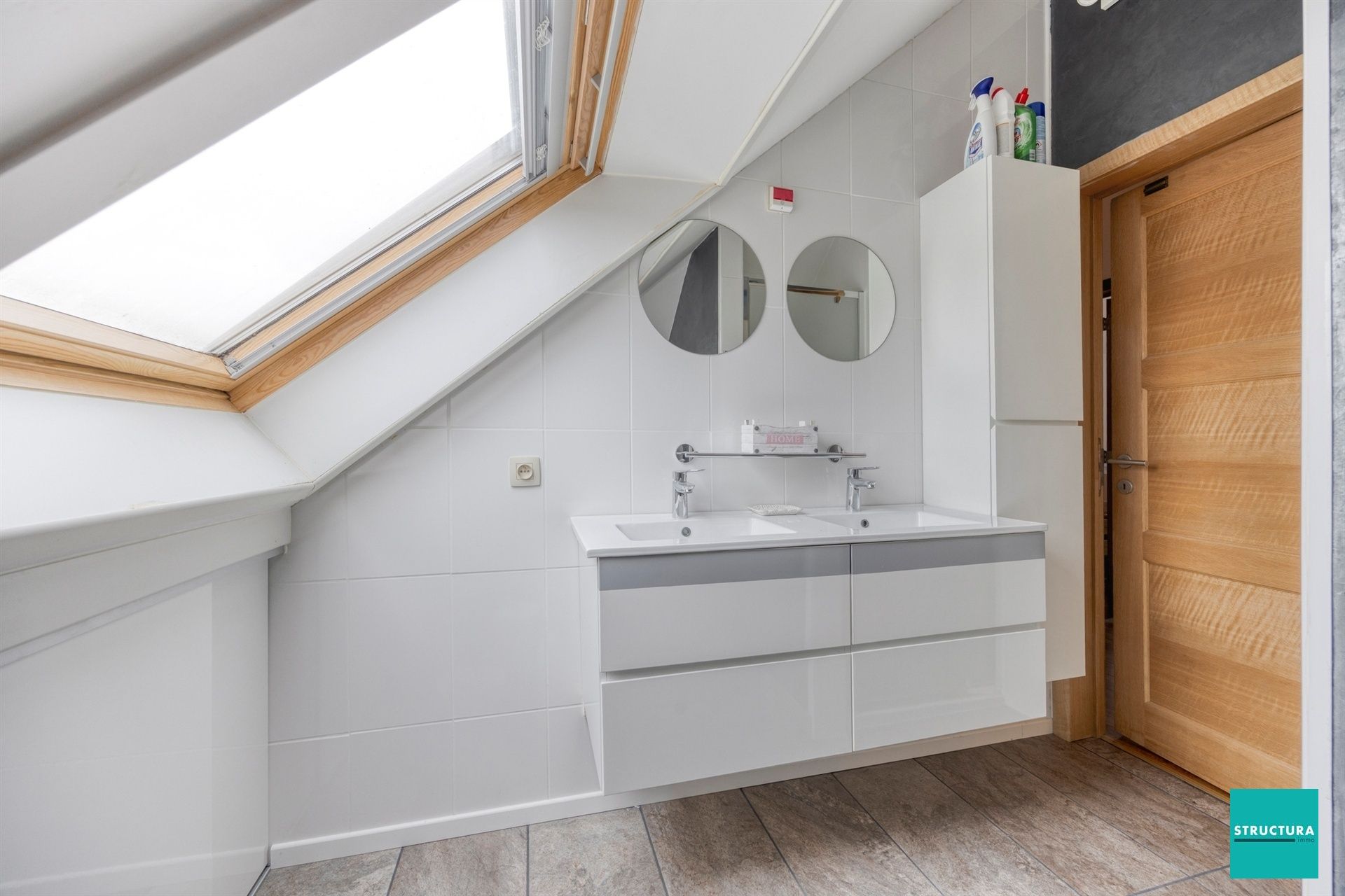 Opbrengsteigendom met 2 appartementen en 7 garageboxen foto 15