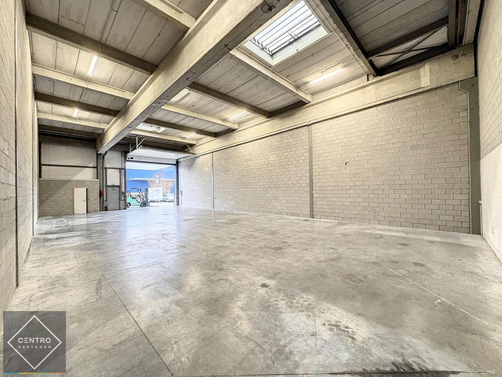 Instapklare OPSLAGRUIMTE (265m²) met toilet en hoge sectionaalpoort (gemakkelijk toegankelijk met grote vrachtwagens). Op industriezone "Herdersbrug" te Brugge. foto 2