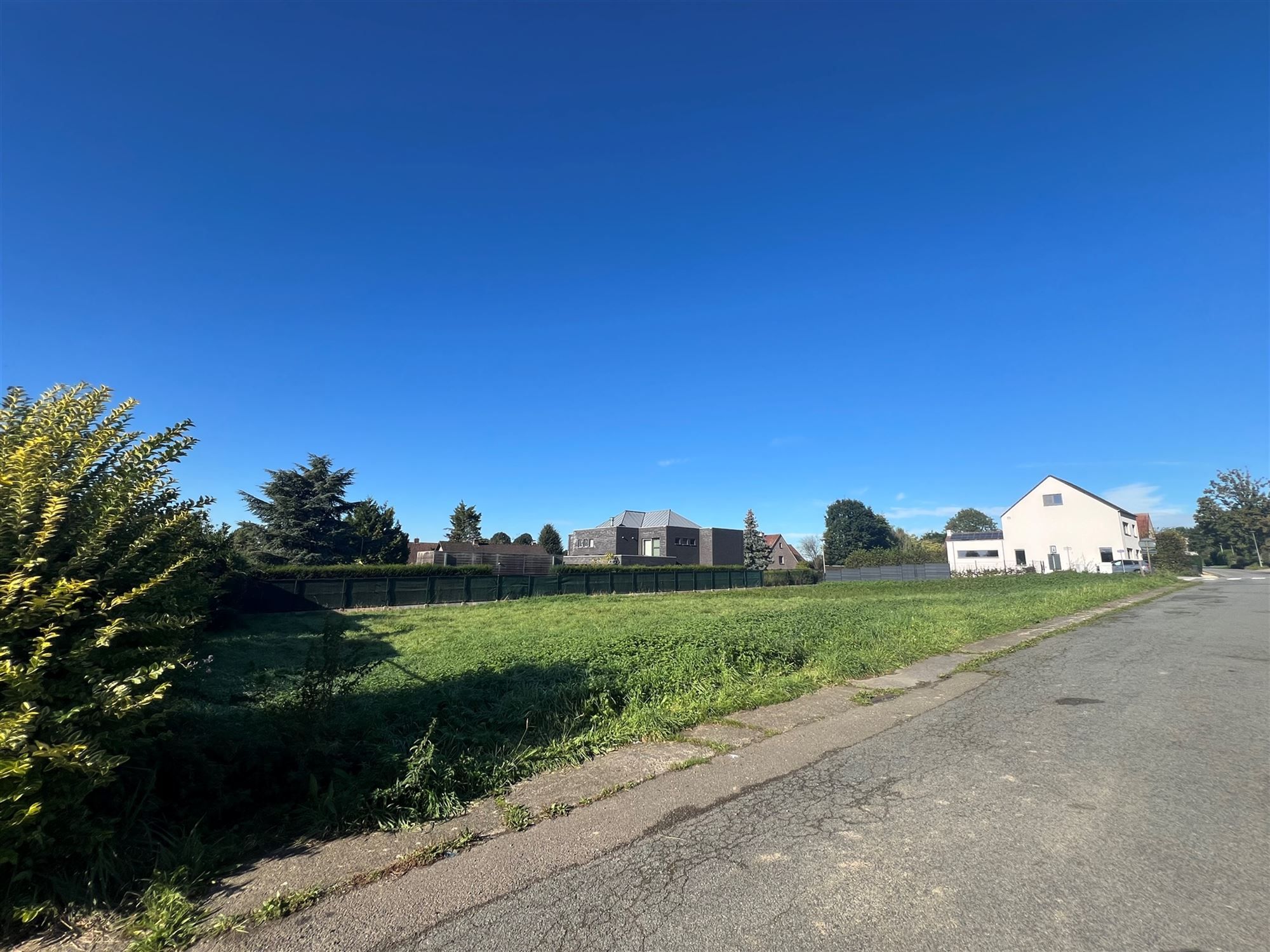 Bouwgrond 1250m² voor het bouwen van een open bebouwing foto {{pictureIndex}}