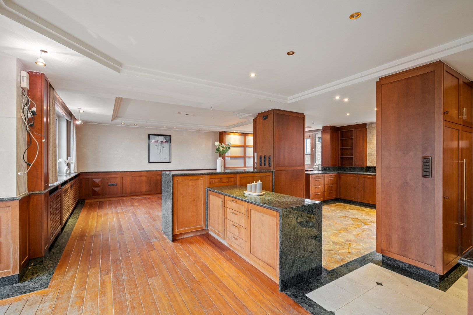 GEBOUW OP 2588M² MET 447M² BEW. OPP., 5 SLPKS, 3 BADKAMERS EN 3 GARAGES AAN DE LEIE foto 8