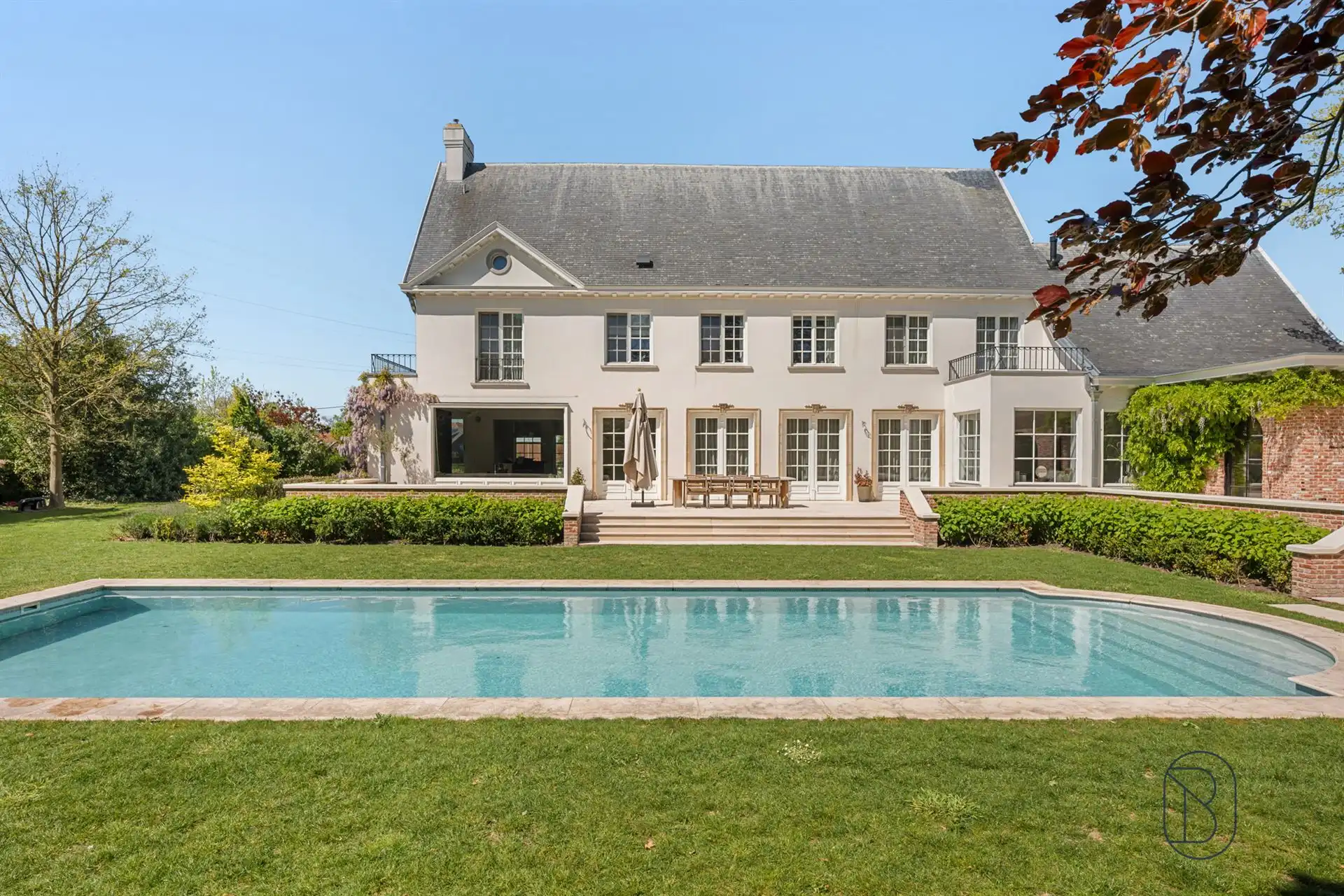 Prachtig afgewerkte franse villa met bijgebouw en zwembad foto 9