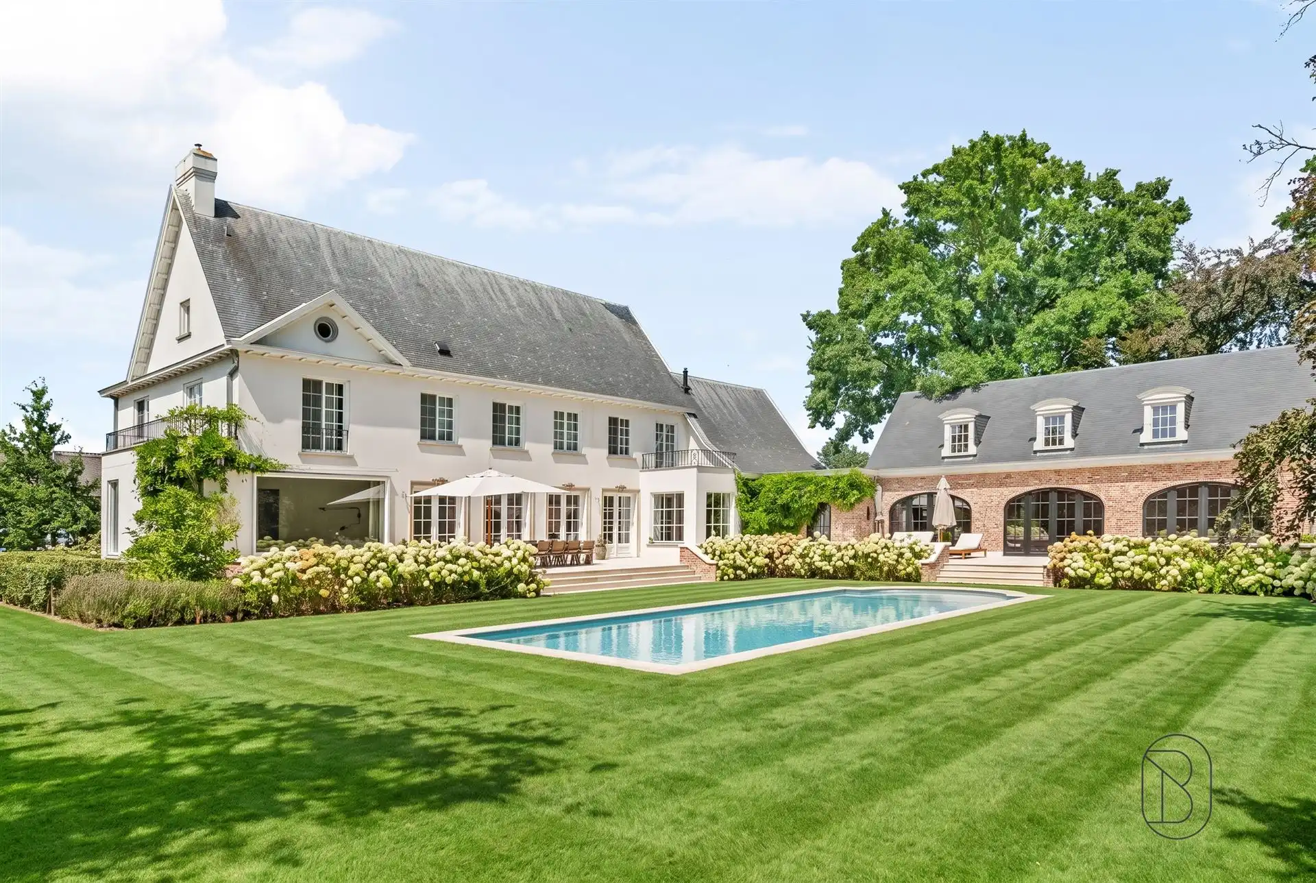 Prachtig afgewerkte franse villa met bijgebouw en zwembad foto 5