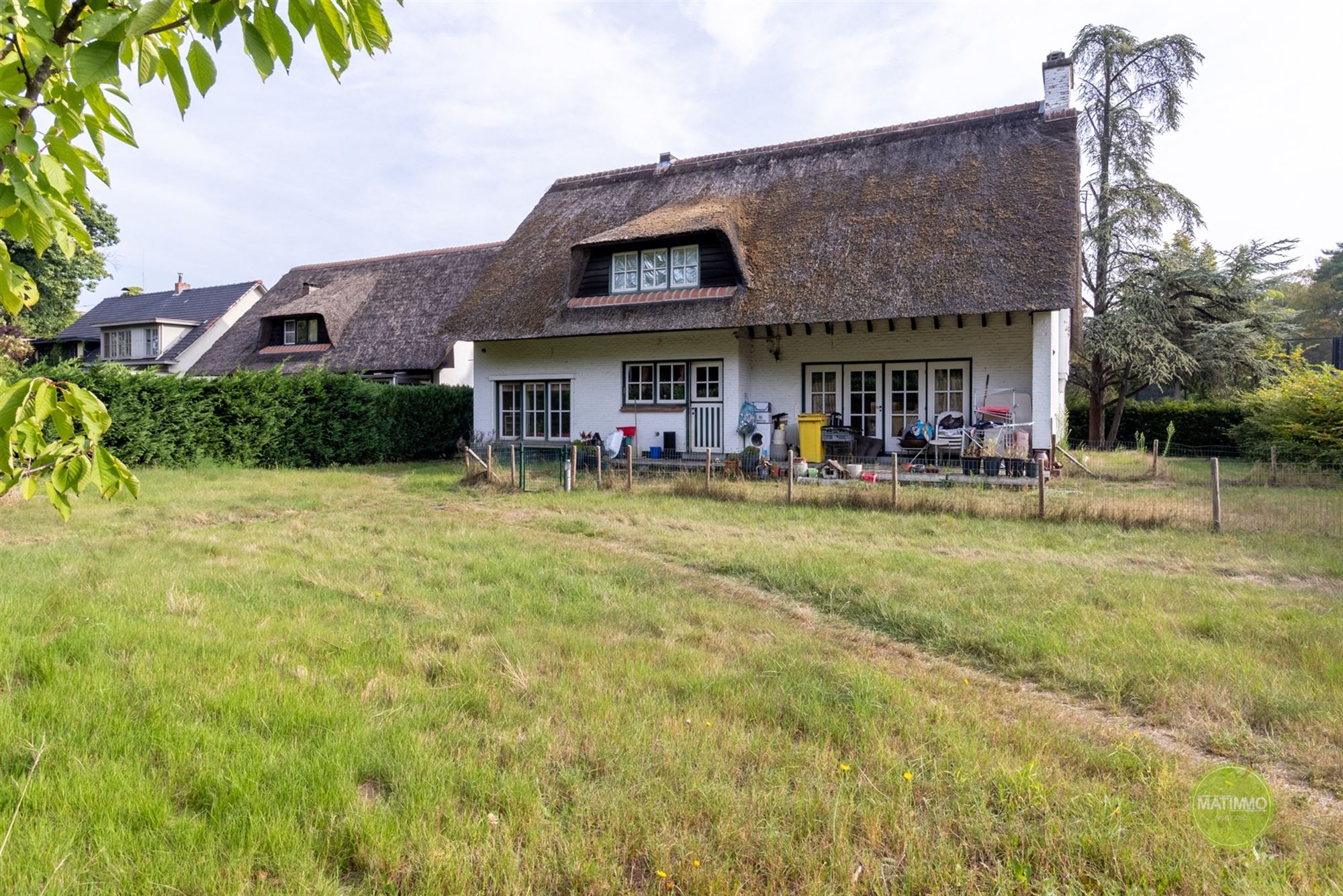 Karaktervolle woning met op royaal perceel in Mol foto 2