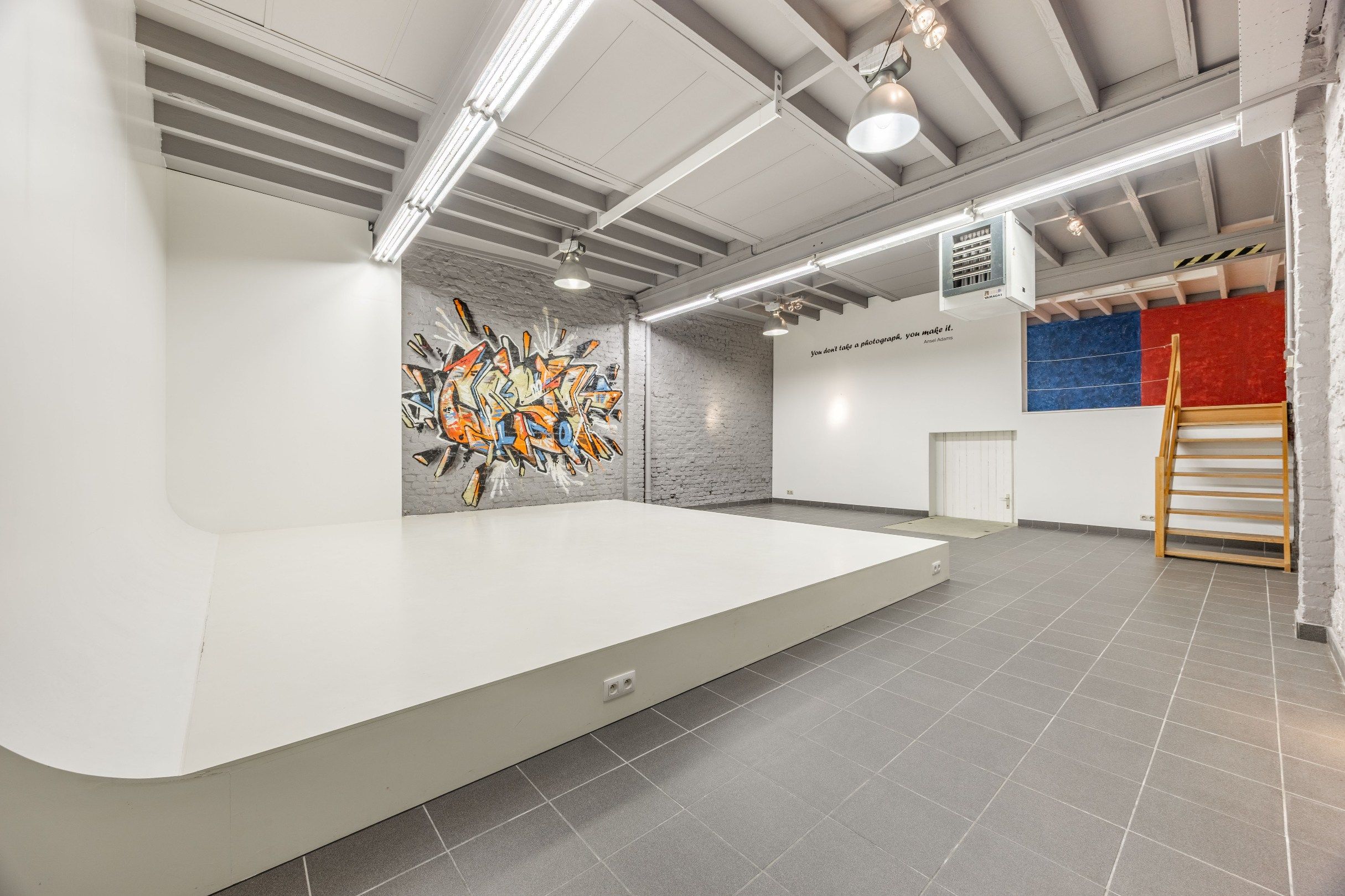 CENTRAAL GELEGEN HANDELSPAND MET TAL VAN MOGELIJKHEDEN IN ZWEVEGEM! foto {{pictureIndex}}