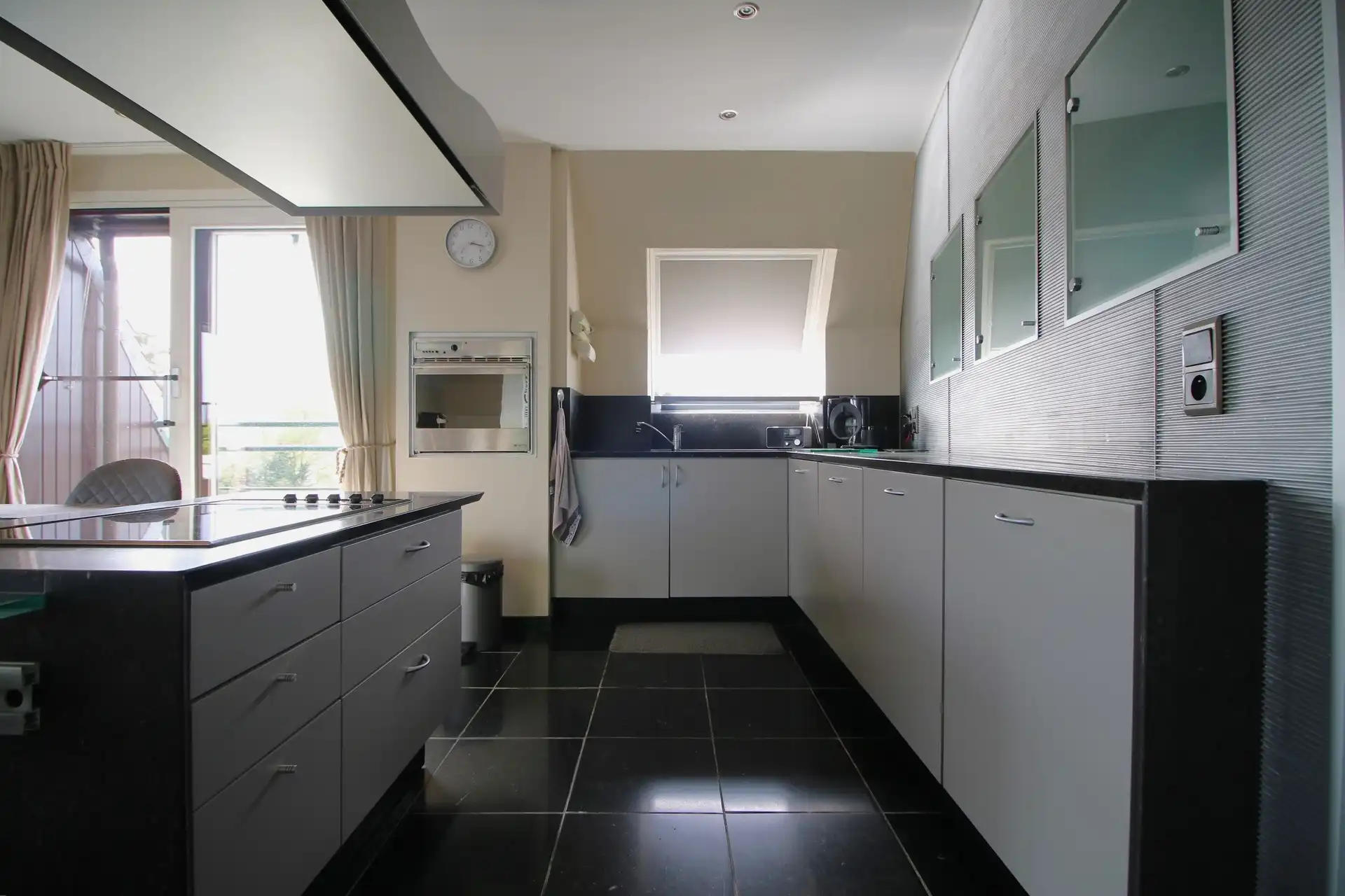 Ruim appartement op 3de verdieping met 2 garages foto 9