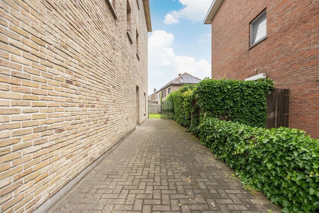 Gelijkvloers appartement met grote tuin foto 2