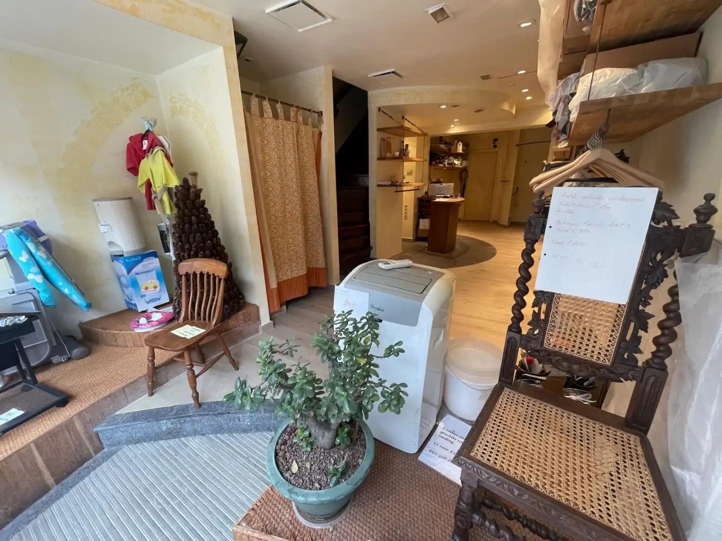 Karaktervol hoogwaardig afgewerkt gebouw met winkelruimte en woonst  foto 2