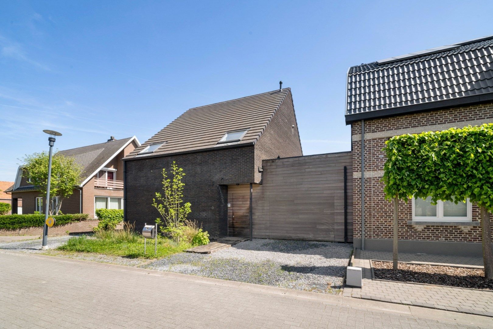 Recente, halfvrijstaande gezinswoning in een moderne bouwstijl op een perceel van 11a06ca! foto 2