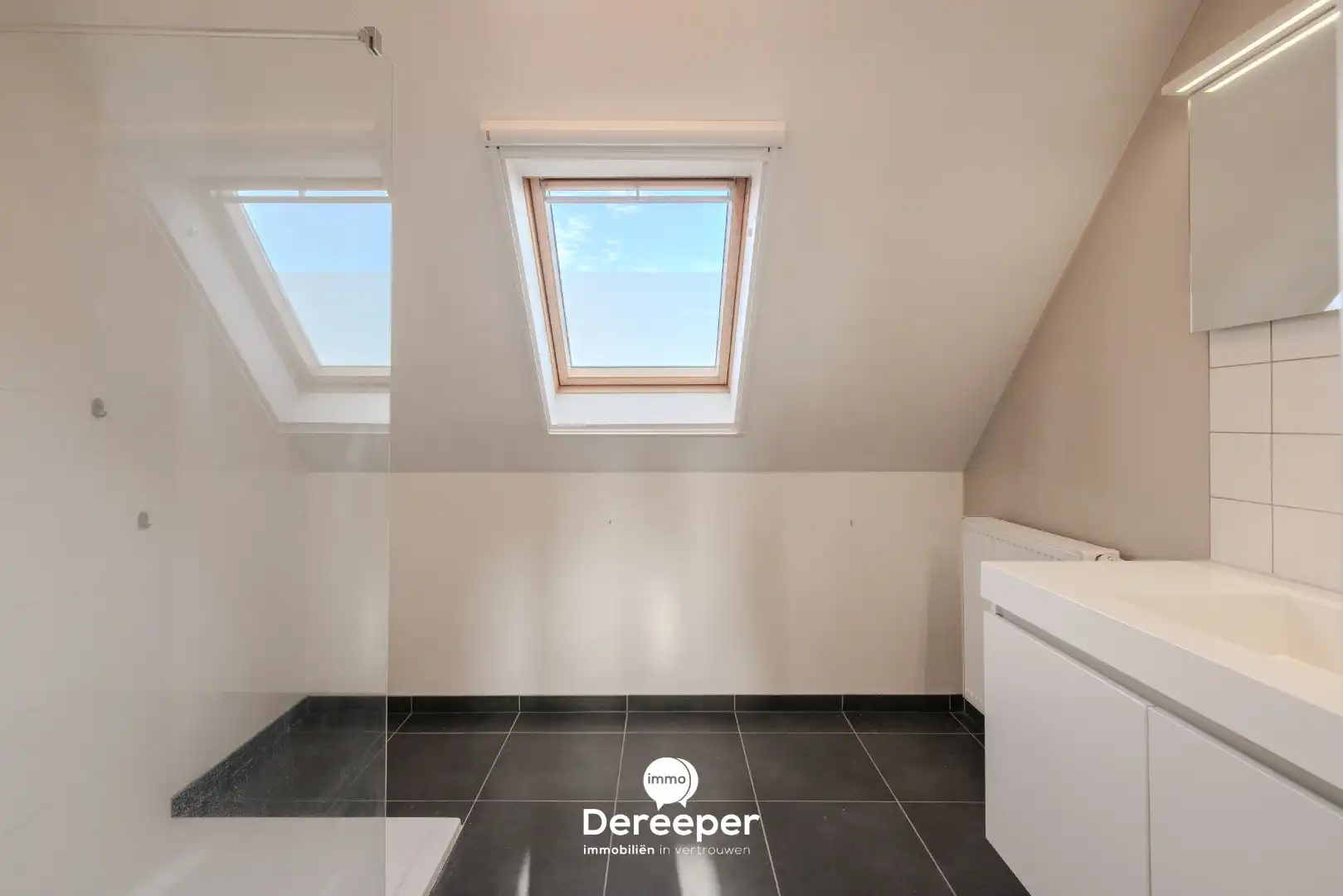 Modern en ruim duplexappartement met 3 slaapkamers in het centrum van Zerkegem foto 9