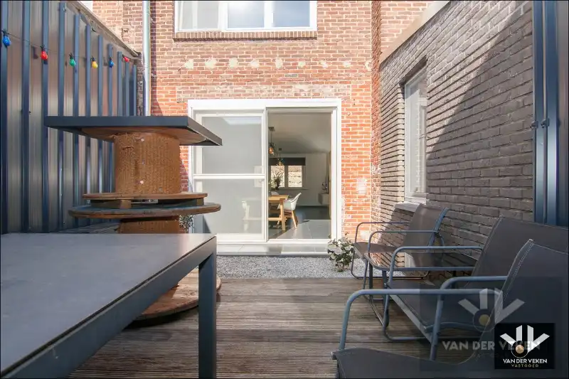 VOLLEDIG GERENOVEERDE, INSTAPKLARE GEZINSWONING foto 6