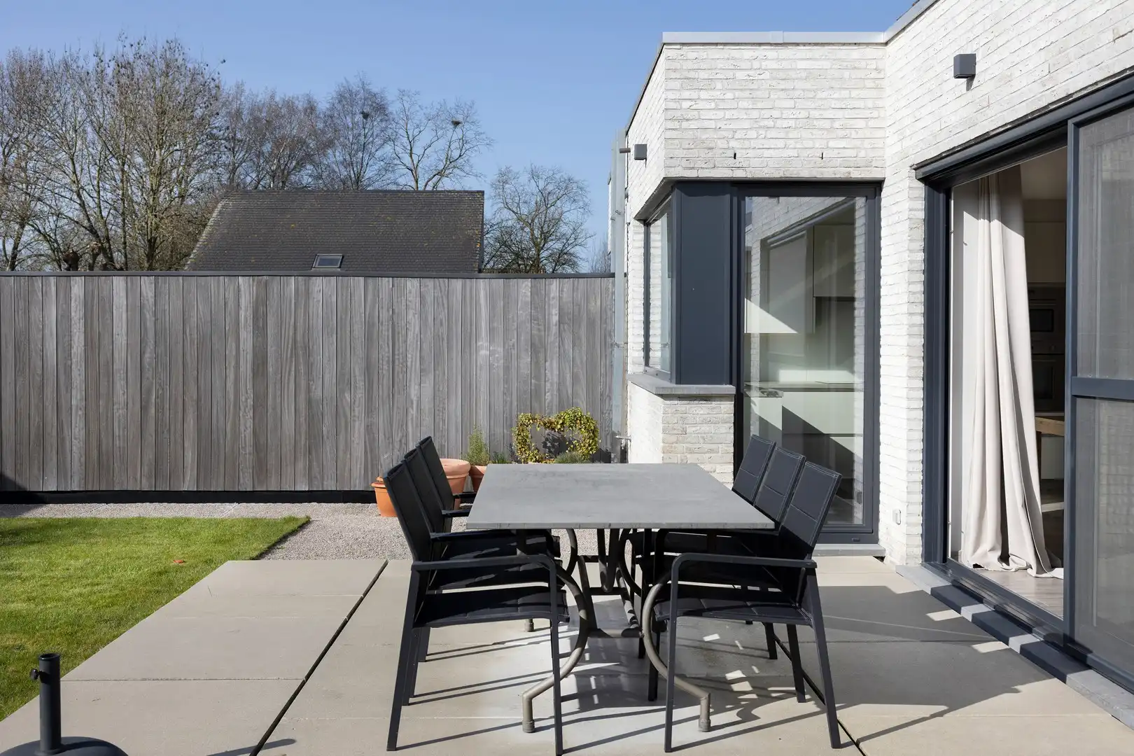 Jonge halfopenwoning met inpandige garage en aangename tuin. foto 10