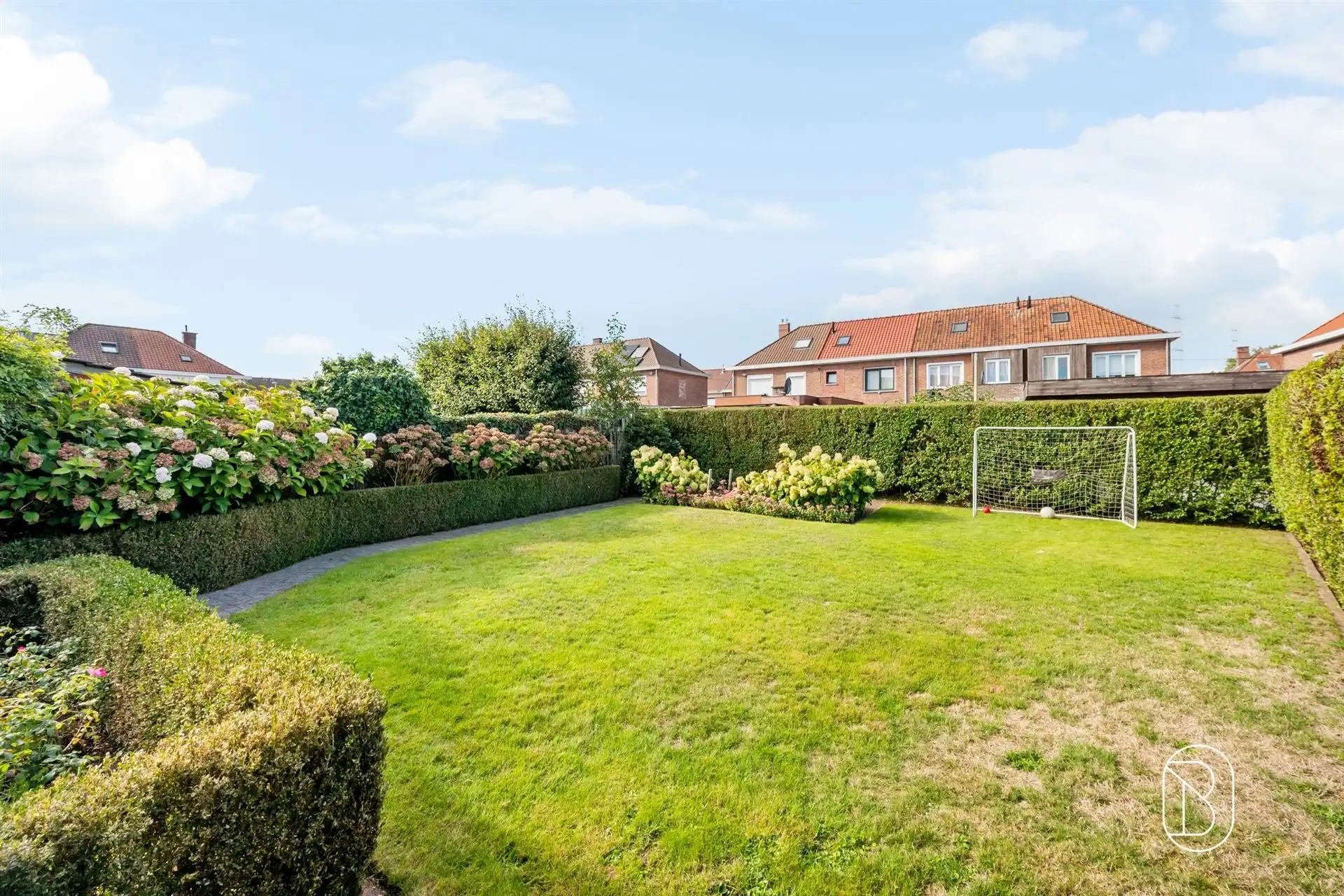 Gerenoveerde woning met 3 slpk, leuke tuin en carport foto 3