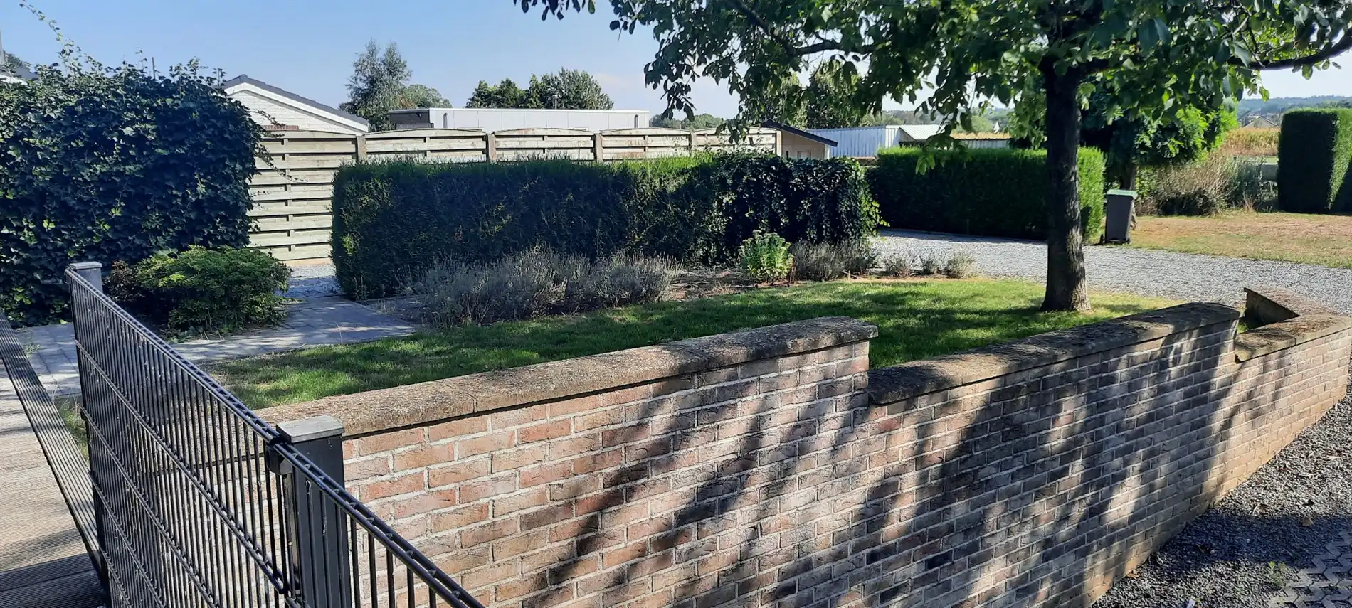 Verzorgde gezinswoning gelegen in een rustige omgeving op een perceel van 10a, met 3 slaapkamers en fraaie tuin. foto 4