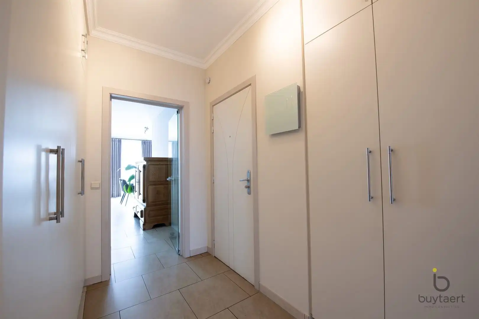 Ruim appartement met vooraan en achteraan terrassen en parking op een pleintje. foto 13