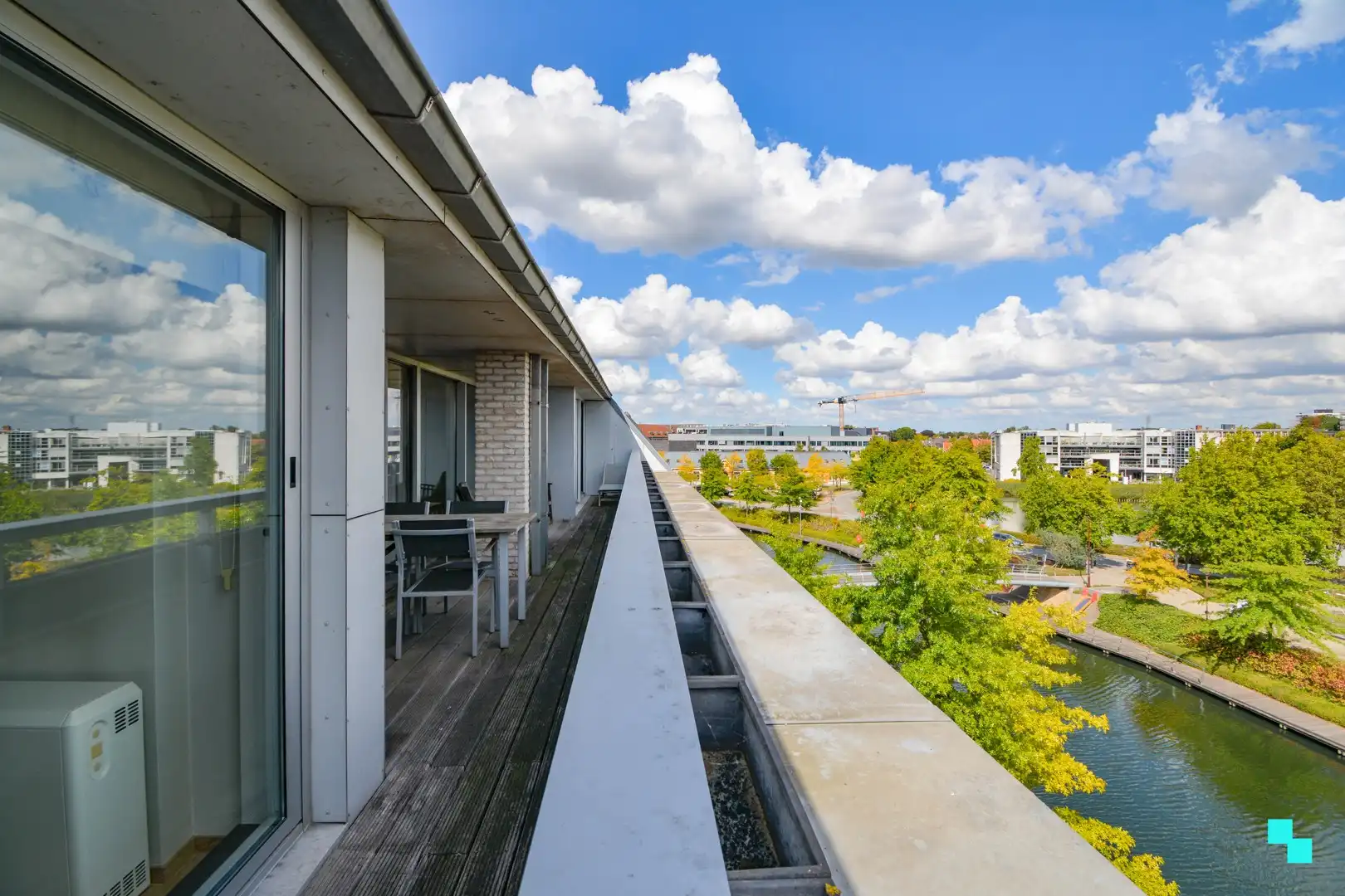 UItzonderlijk ruim appartement aan het water te Roeselare! foto {{pictureIndex}}