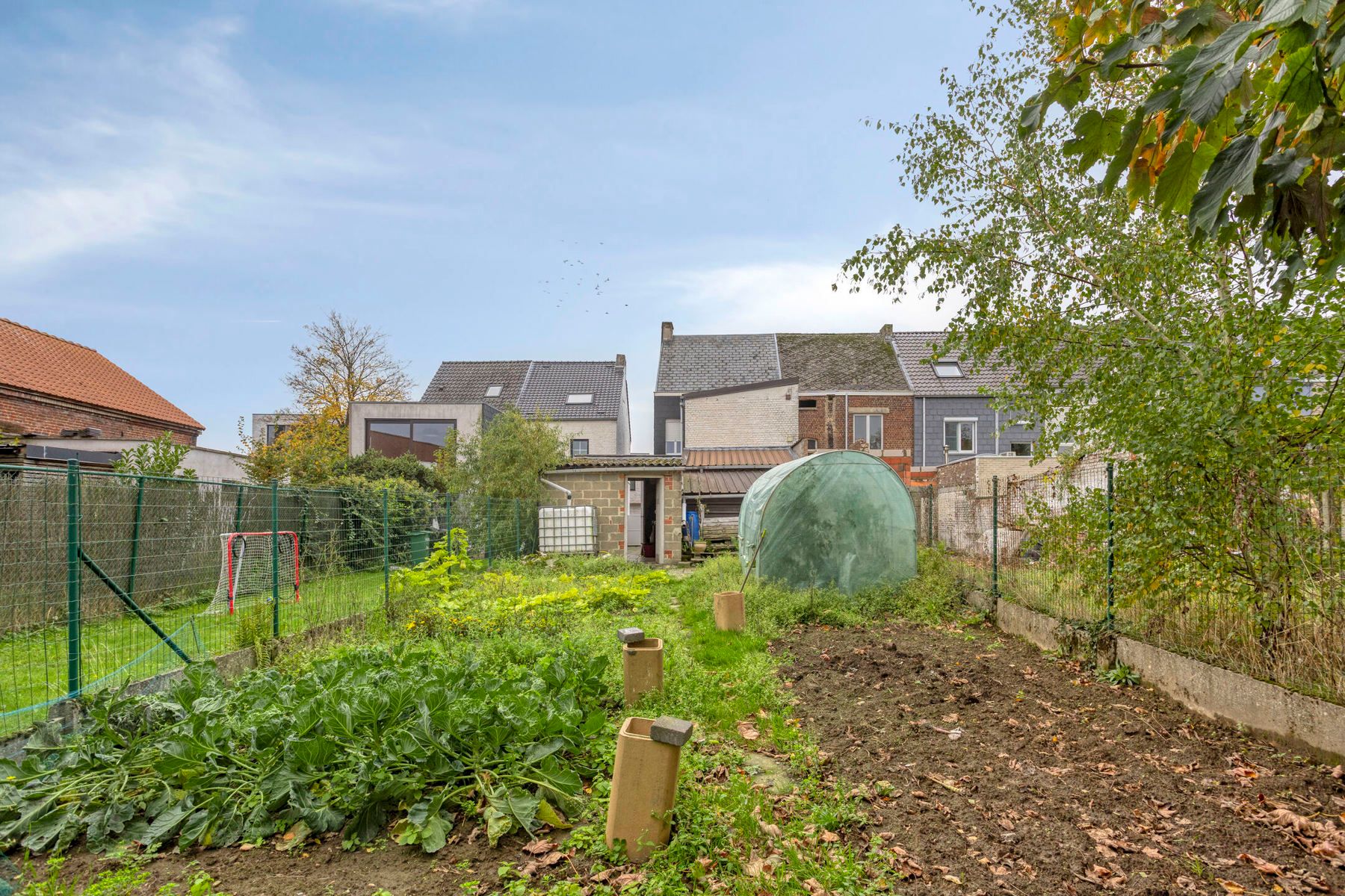 Charmante halfopen woning met potentieel foto 2