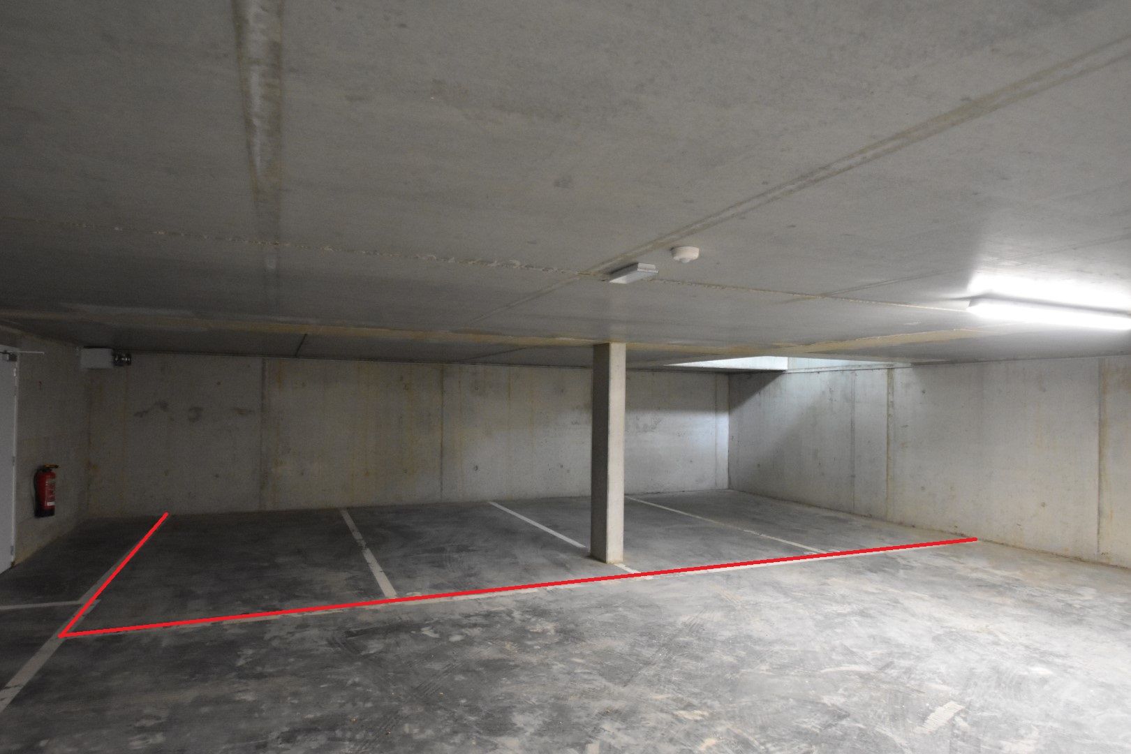 Ondergrondse autostaanplaatsen en berging foto {{pictureIndex}}