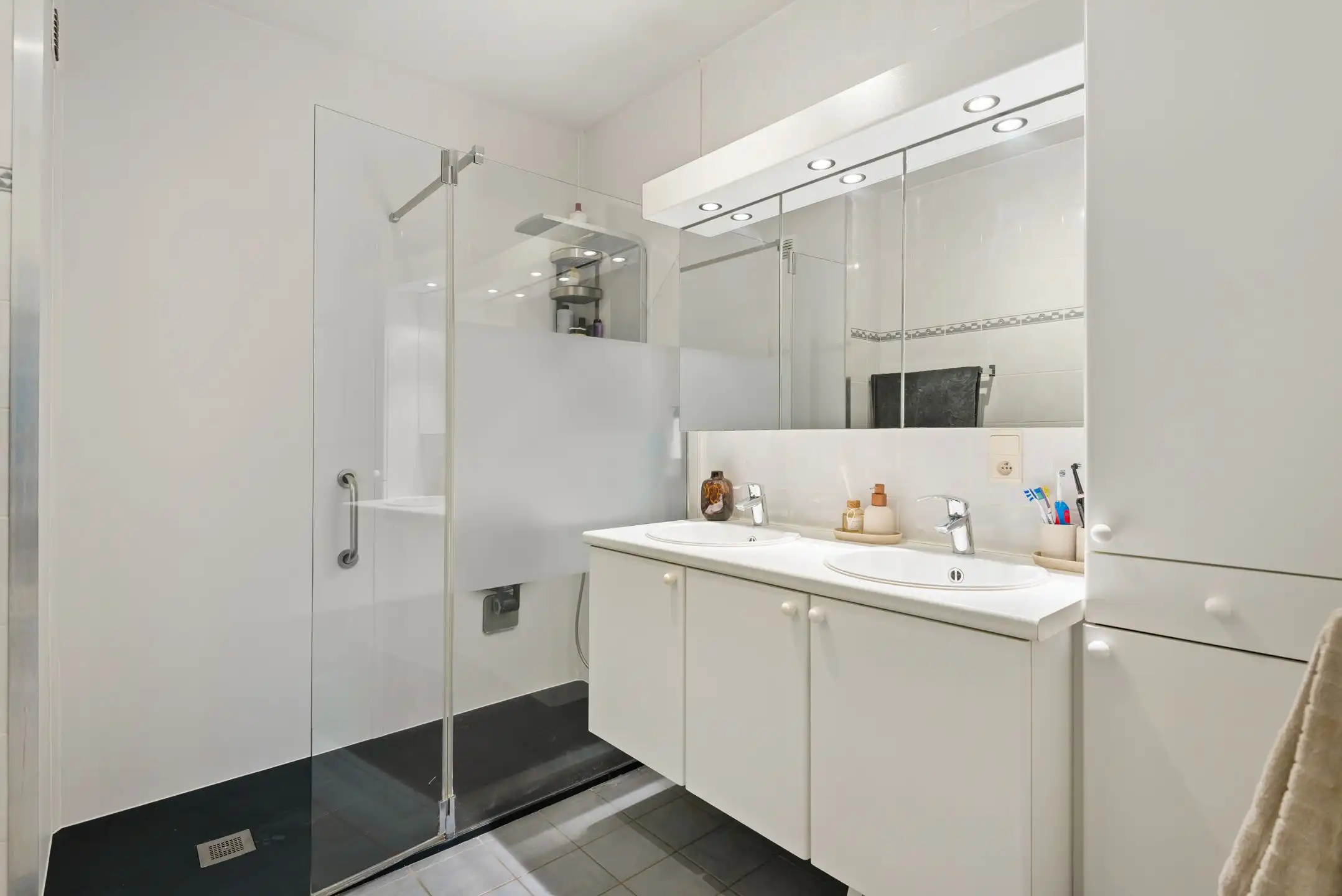 Opbrengsteigendom met 3 appartementen + garageboxen in Wommelgem te koop! foto 11