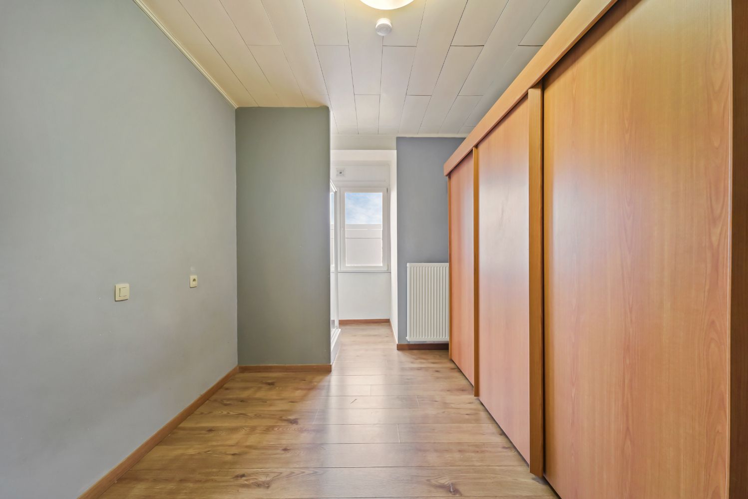 Licht op te frissen twee slaapkamer appartement op een uitstekende locatie foto 9