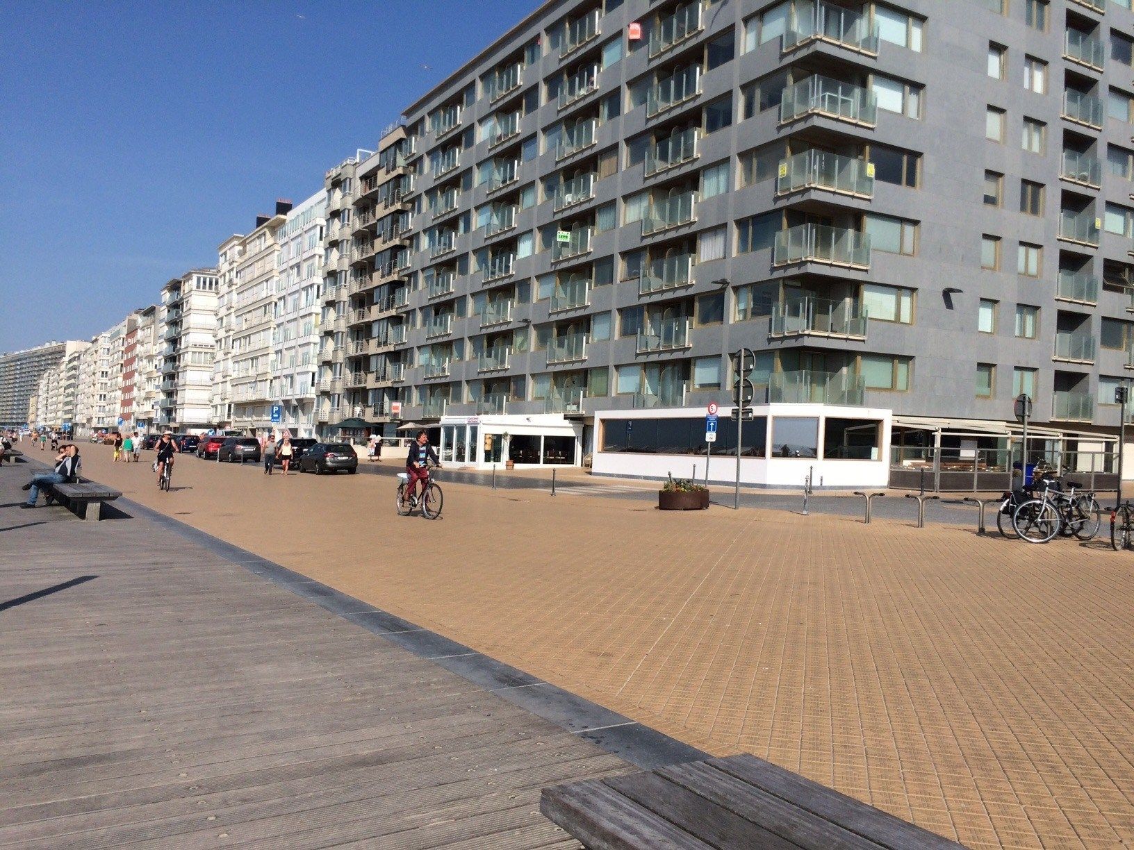 Exclusief luxe   3 slpk.  appartement met frontaal zeezicht en centraal op Zeedijk .    3  terrassen !  Direct aan het strand op topligging! foto 2