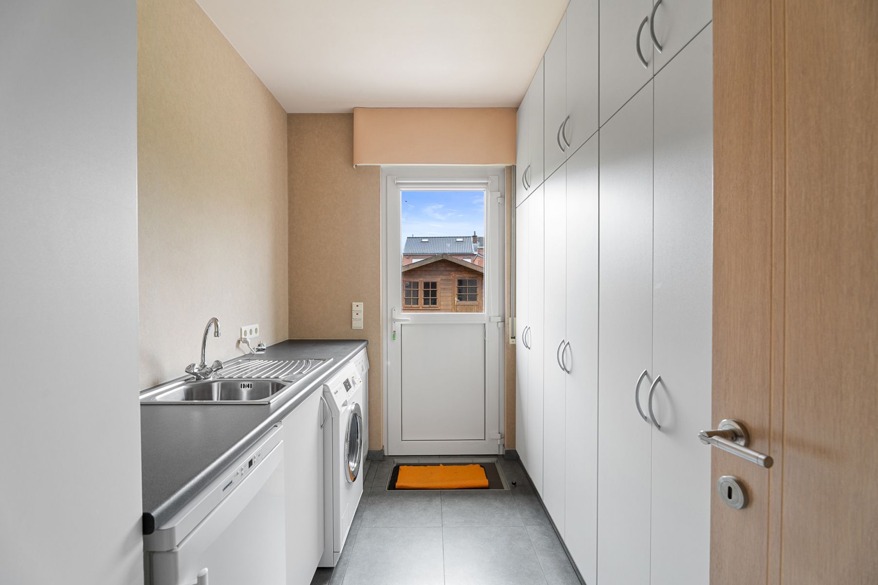 Perfect onderhouden bungalow in een residentiële wijk! foto 7