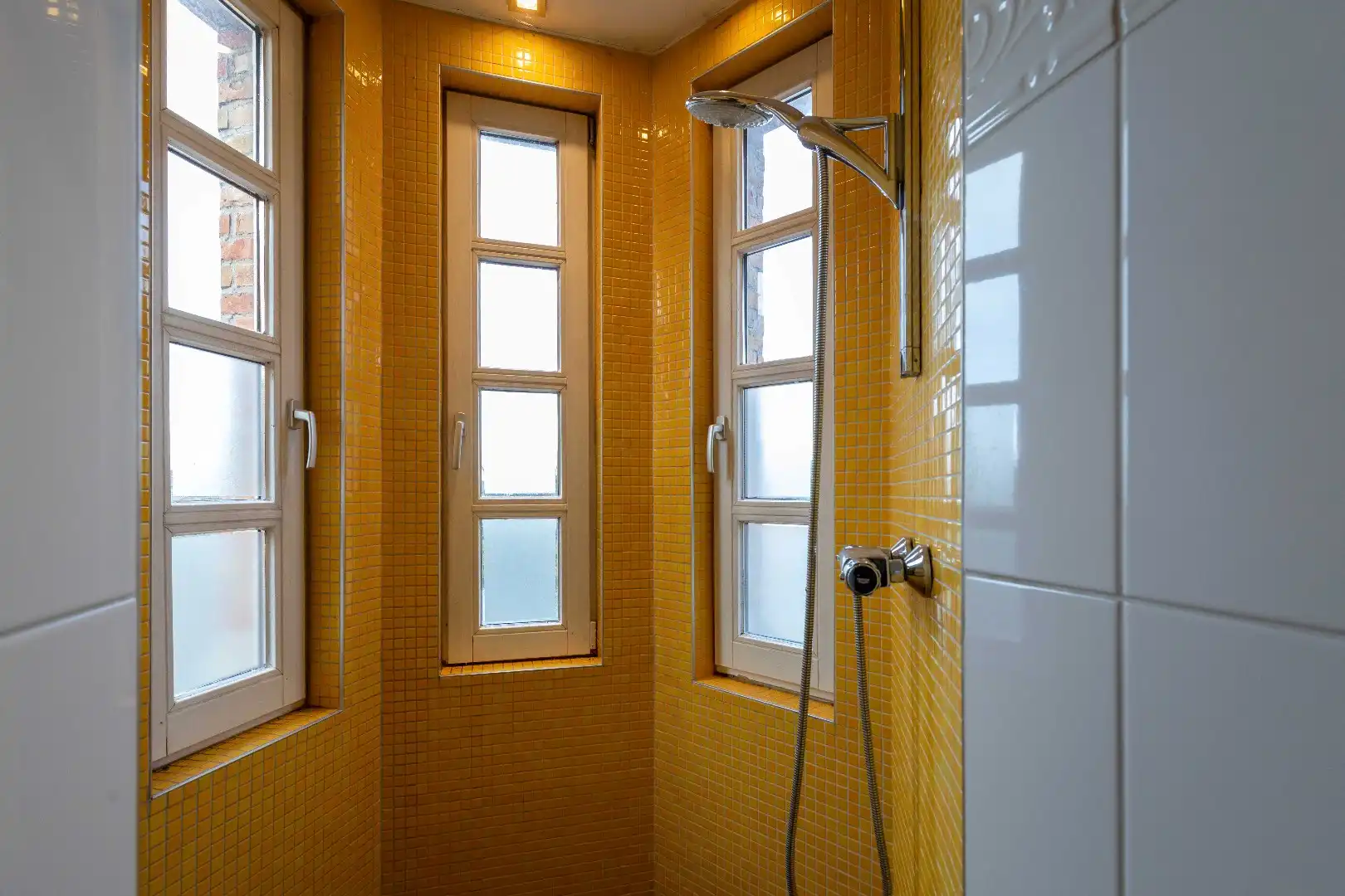 Iconisch neo-gotisch pand met uniek zicht op de Ezelpoort en het Stil Ende foto 24