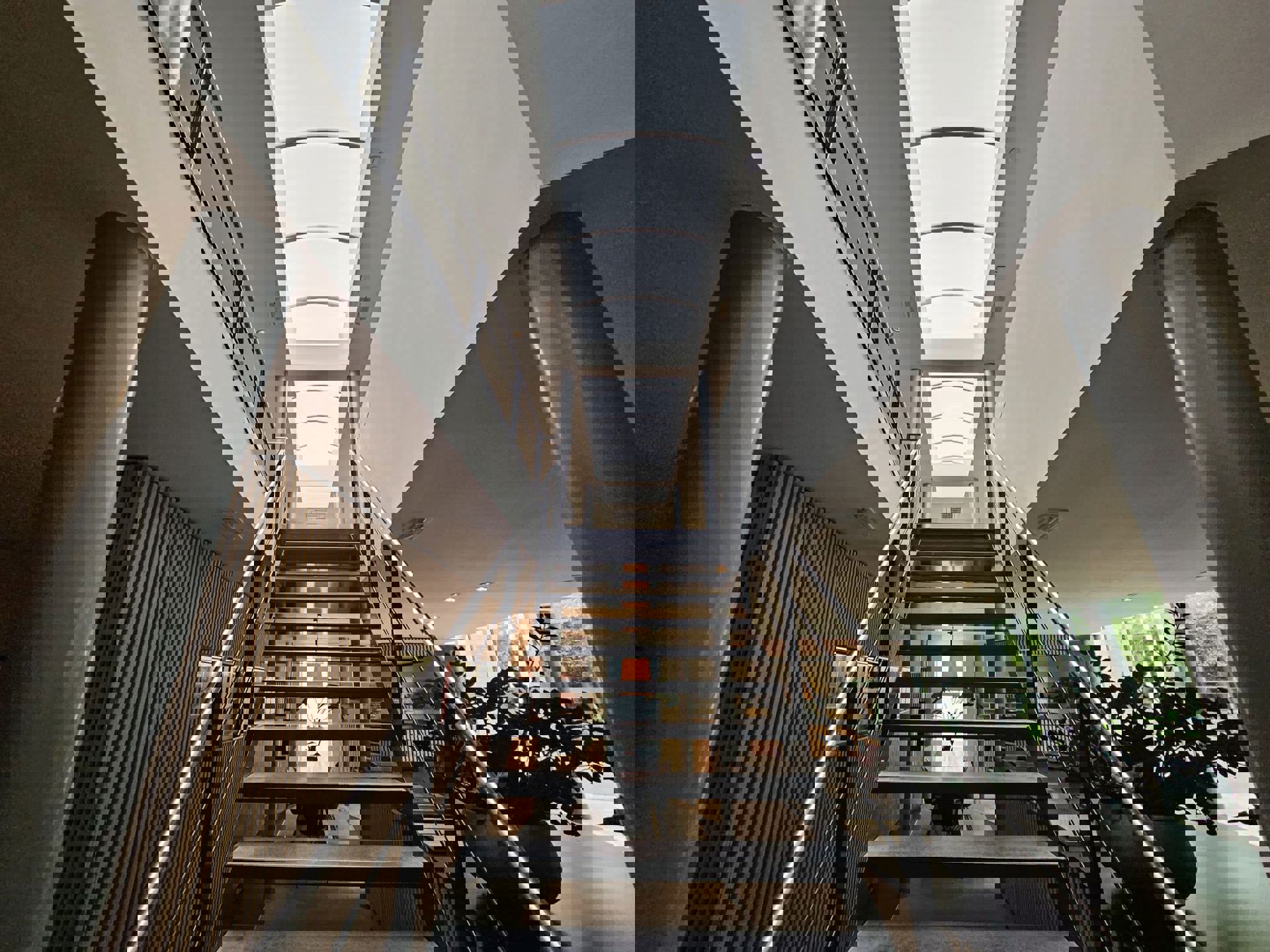  TE HUUR Genk - showroom met kantoren foto 6