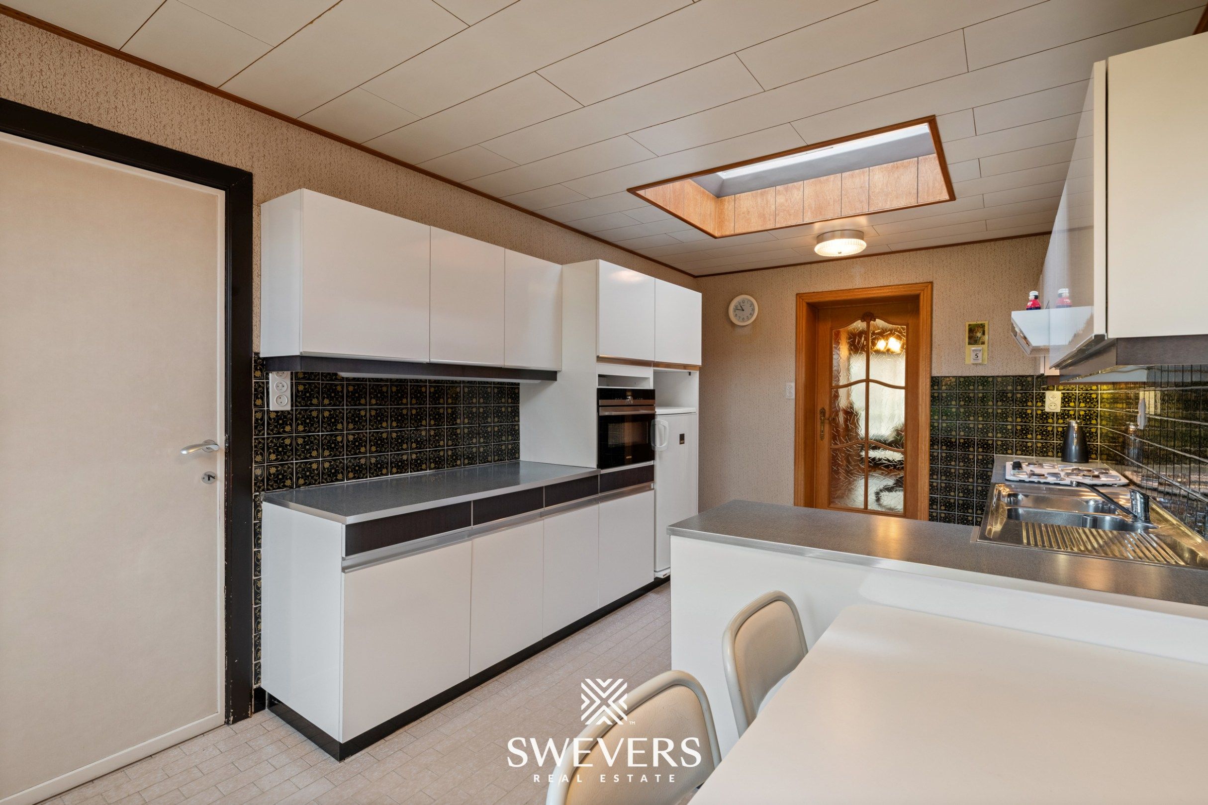 Woning met uitzonderlijk renovatiepotentieel op ruim en groen perceel nabij Zonhoven centrum foto 11