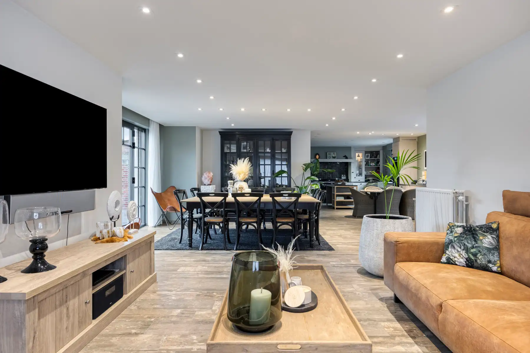 Landelijk pand met loodsen op meer dan 1 hectare grond foto 5