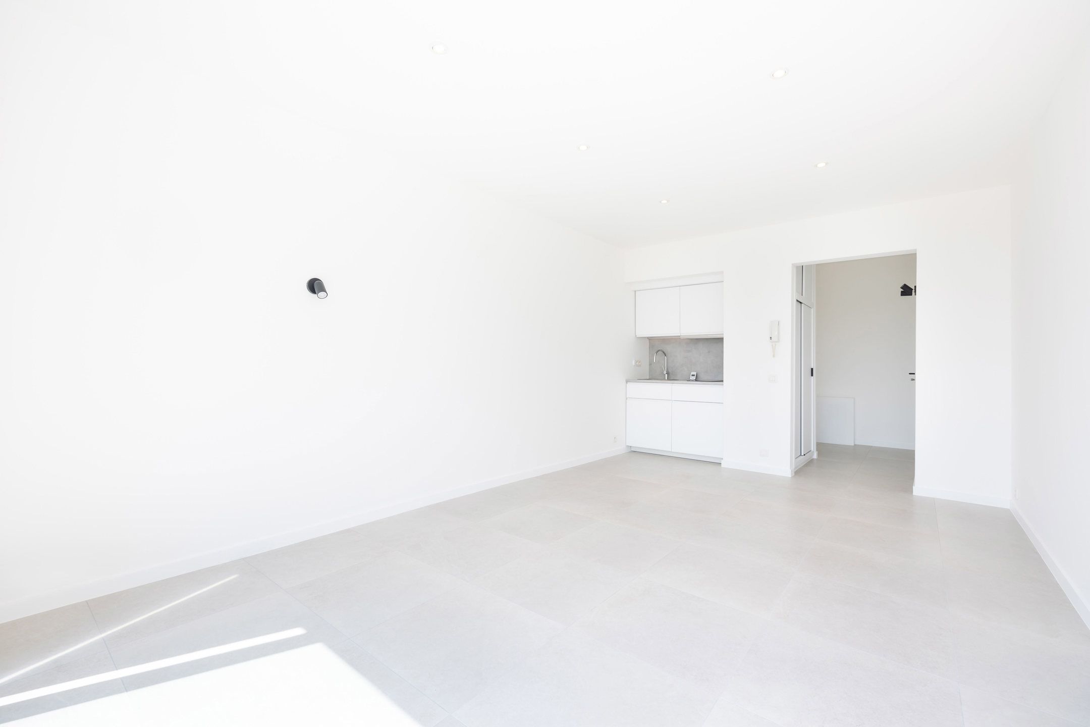 Mooie, zeer lichte studio foto 3