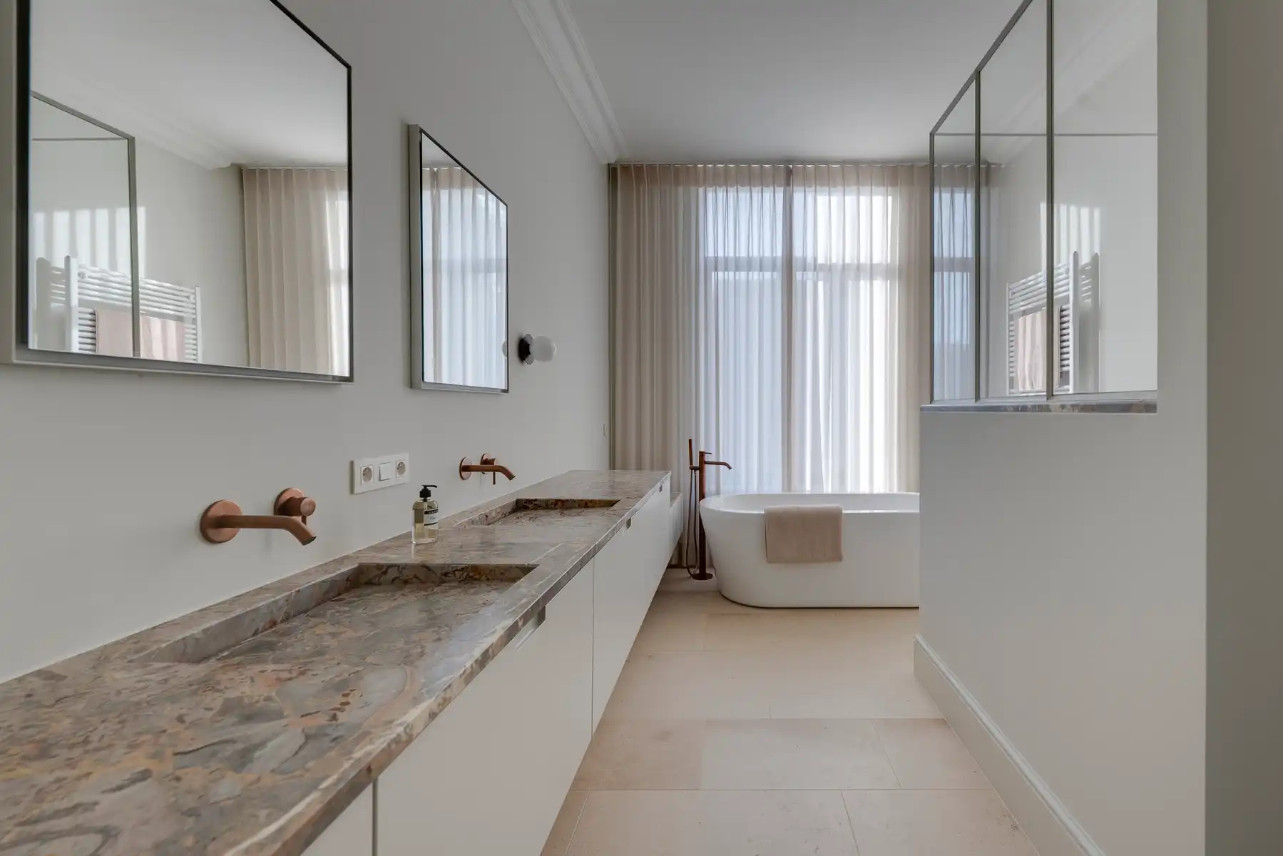 Luxueus gerenoveerde burgerwoning met tuin en terras foto 17