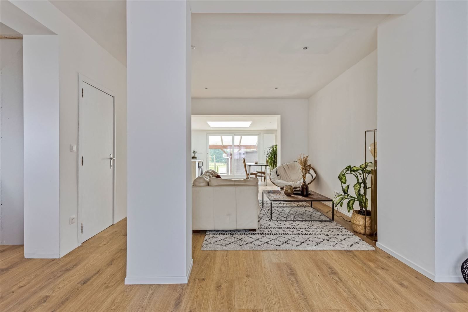 Stijlvol gerenoveerde woning met mooie tuin te Sint-Pieters-Leeuw foto 2