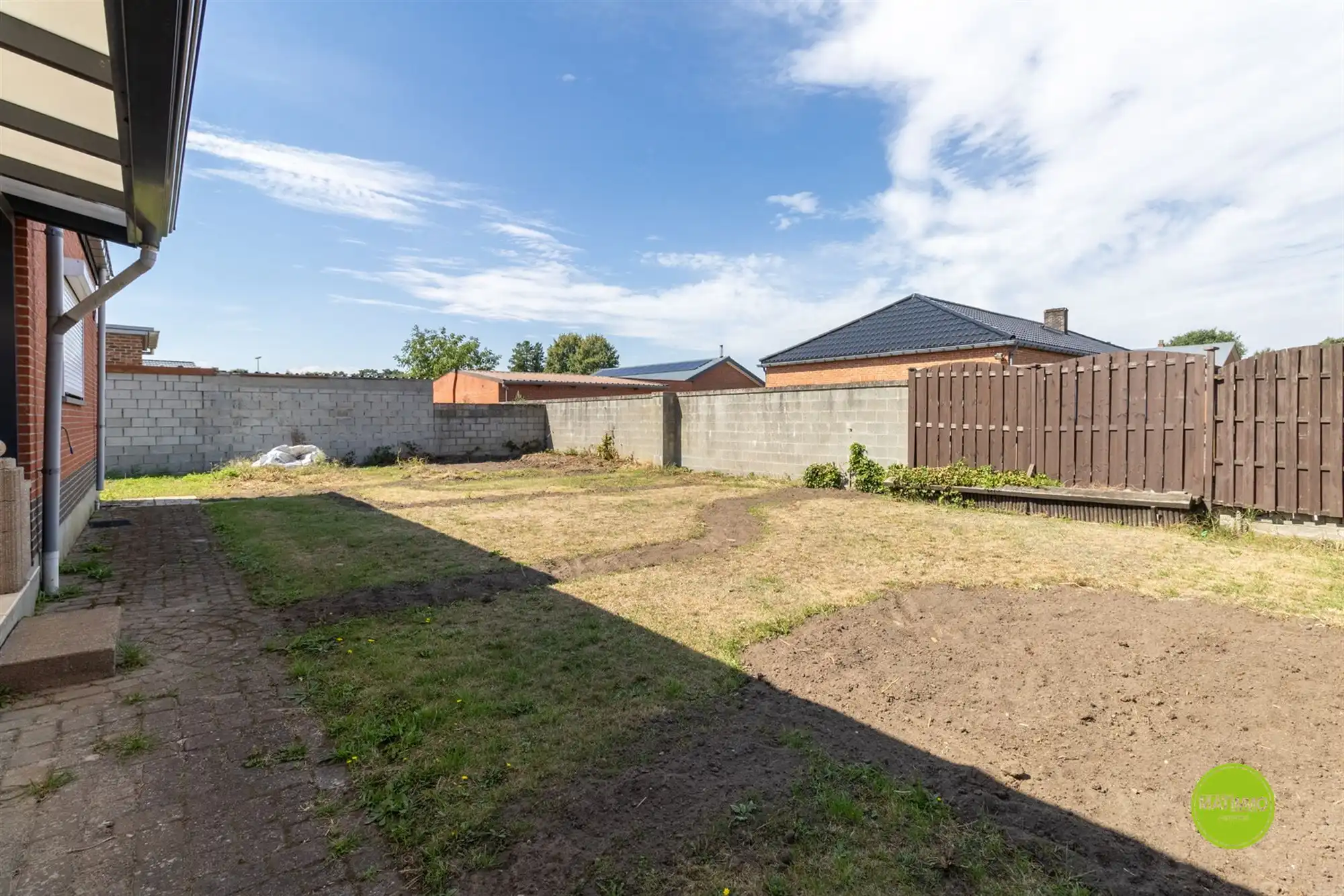 Ruime open bebouwing met 6 slaapkamers op 750 m2 grond foto 3