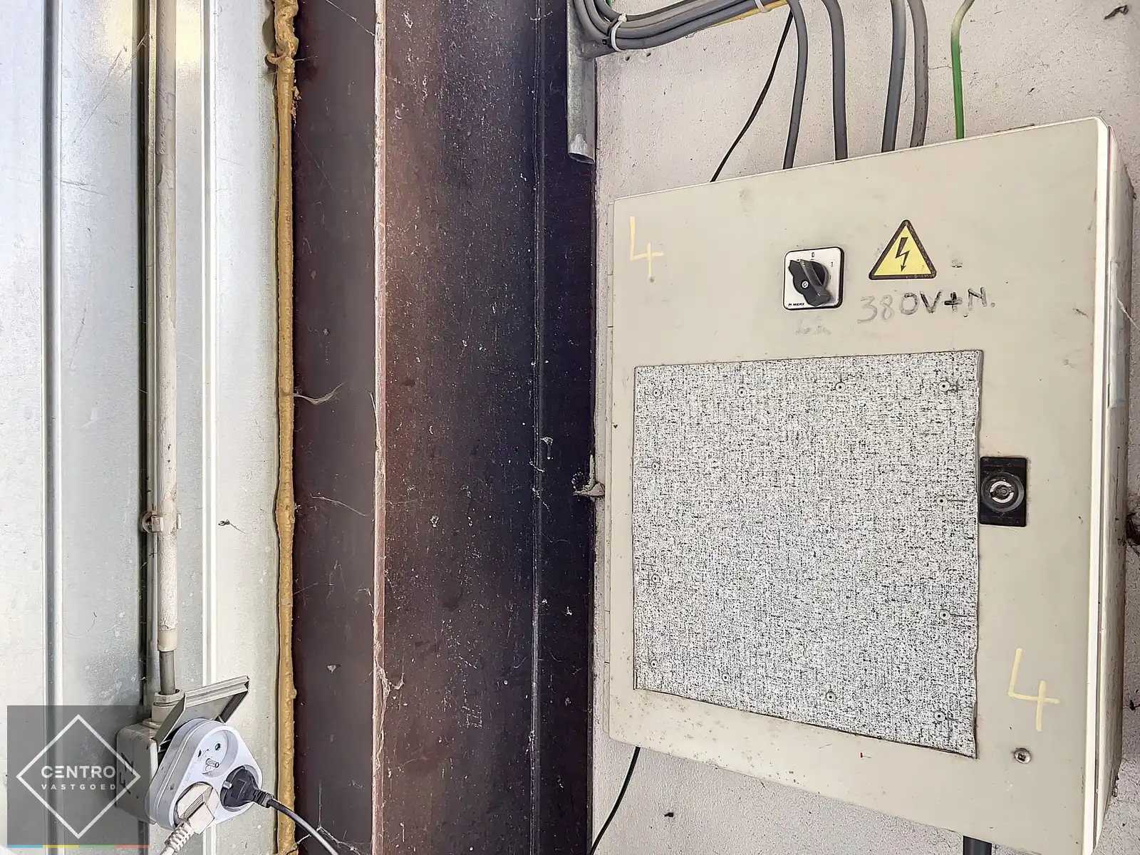 Goed gelegen LOODS (ca.120 m2) met elektrische sectionaalpoort te RUMBEKE. foto 5